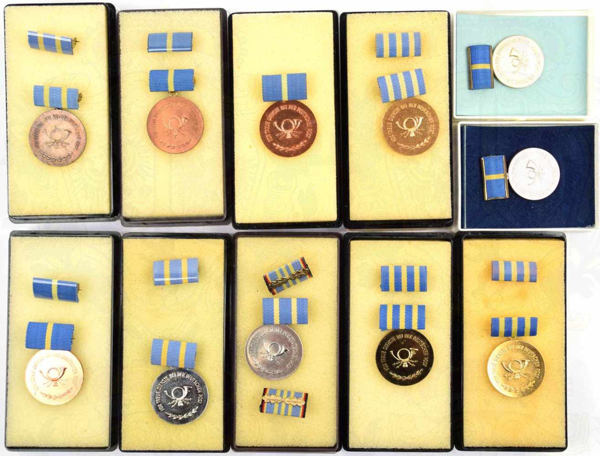 11 EHRENZEICHEN DEUTSCHE POST, Treuedienst-Medaillen, Buntmetall/ Eisen, 2 Variante 1960-1970