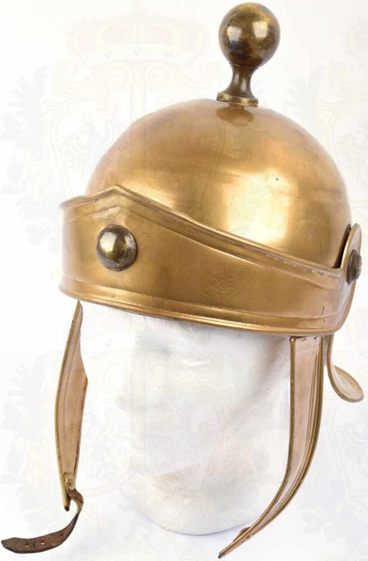 RÖMISCHER SCHUTZHELM, Theaterrequisite 1. Hälfte 20. Jhd., Eisenblech, neuzeitlich goldfarb.