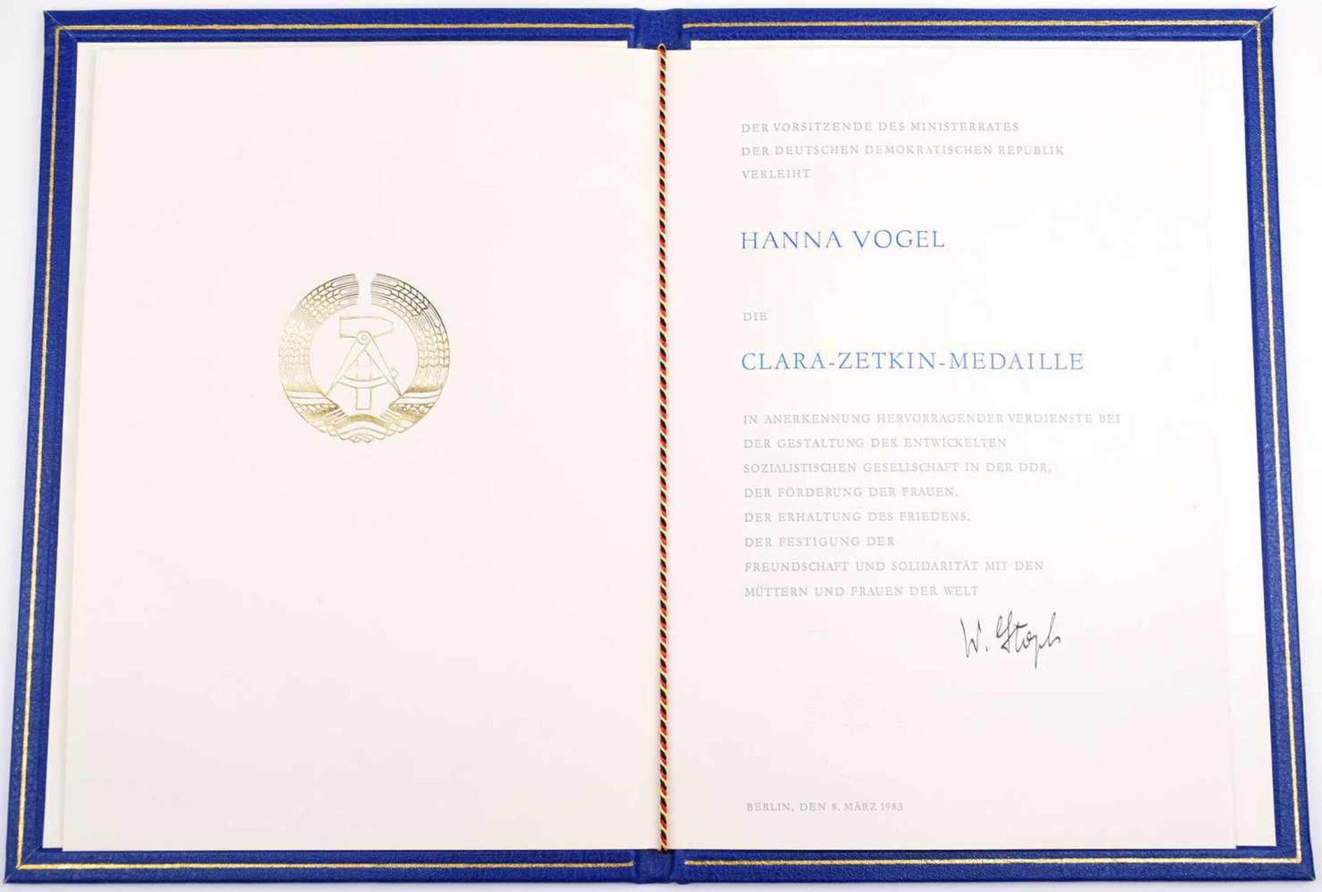 CLARA ZETKIN MEDAILLE MIT VERLEIHUNGSURKUNDE, 4. Form, 1980-1989, Buntmetall/ versilbert, m. IS, - Bild 4 aus 4