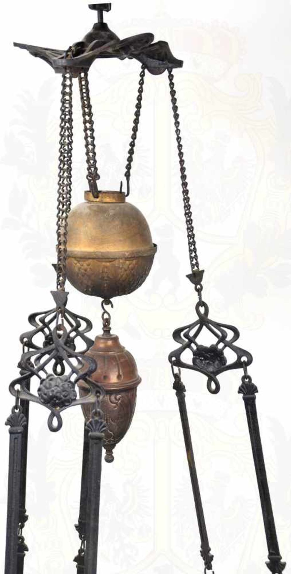 DECKENLEUCHTE, mehrteiliges Gestell aus Eisen mit Verzierungen, Kettengliedern zur Aufhängung, - Bild 2 aus 3