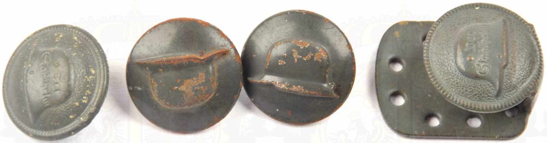 4 UNIFORMKNÖPFE, je 2 Tombak bzw. Eisen, feldgrau lackiert, flach relief. Stahlhelm, 2x m. entspr.