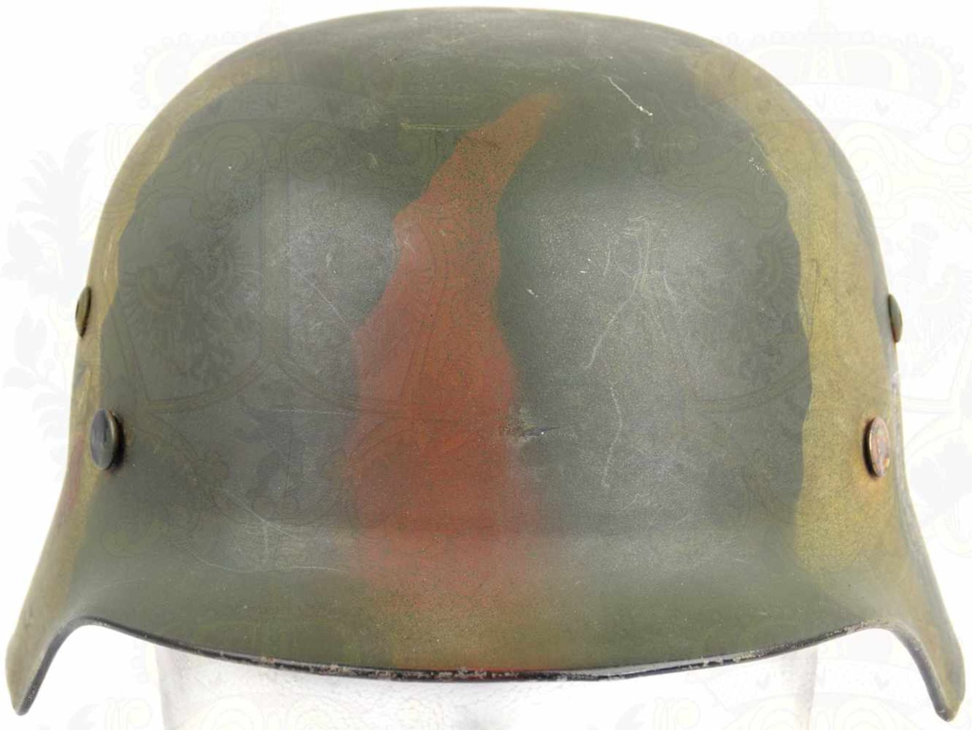 STAHLHELM 35, Sammleranfertigung, Glocke dunkelgrün/braun/ocker tarnfarben lackiert, Hoheitsadler u. - Image 2 of 4