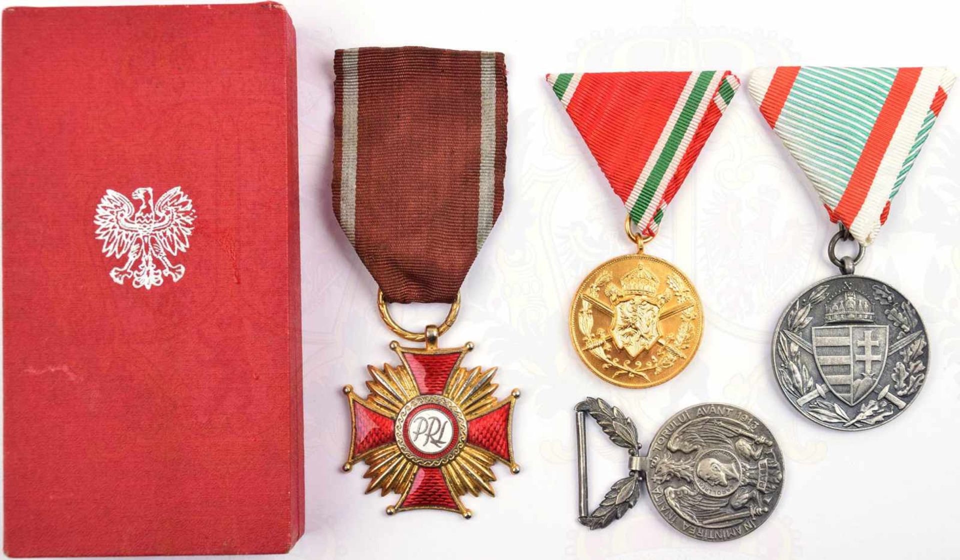 4 EHRENZEICHEN: Verdienstkreuz d. Republik Polen in Gold, Fertigung ab 1960; Ungar. bzw. Bulgar.