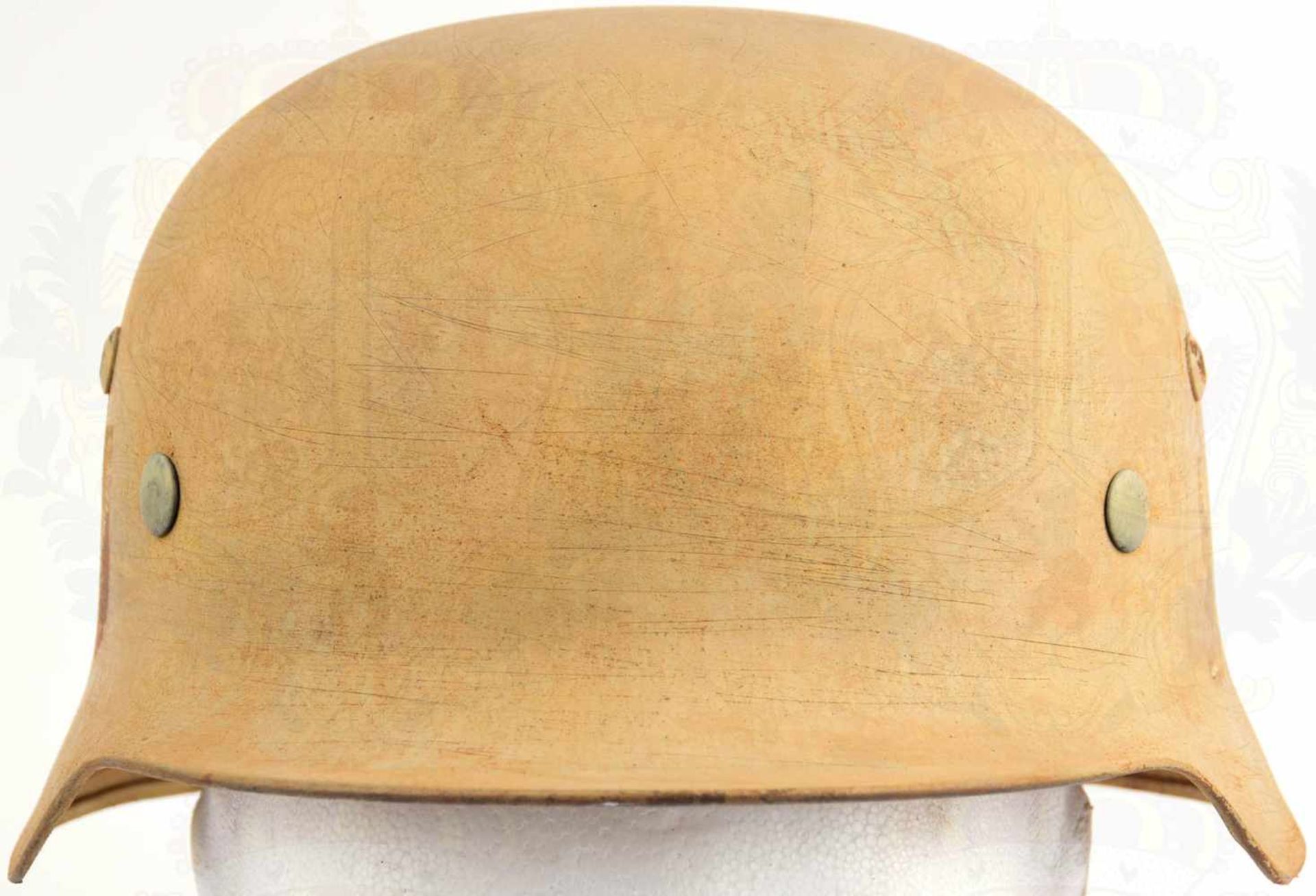 STAHLHELM 35, Sammleranfertigung, Glocke sandfarben lackiert, Afrikakorps- u. Wappen-Emblem tls. - Bild 2 aus 4