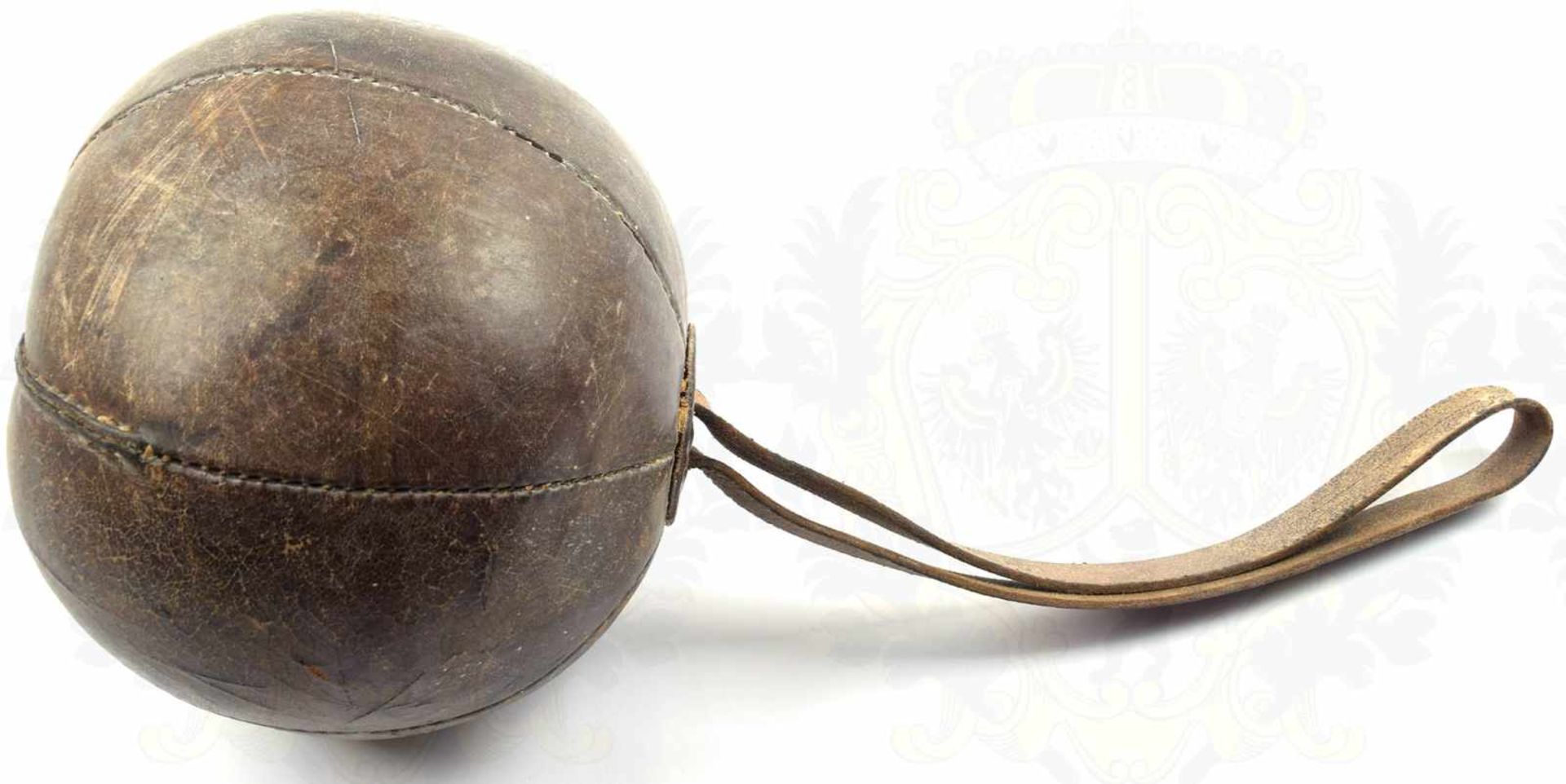 ÜBUNGSBALL, vermutlich für Boxtraining, um 1938, braunes festes Leder, vernäht, Ø 22 cm, breiter