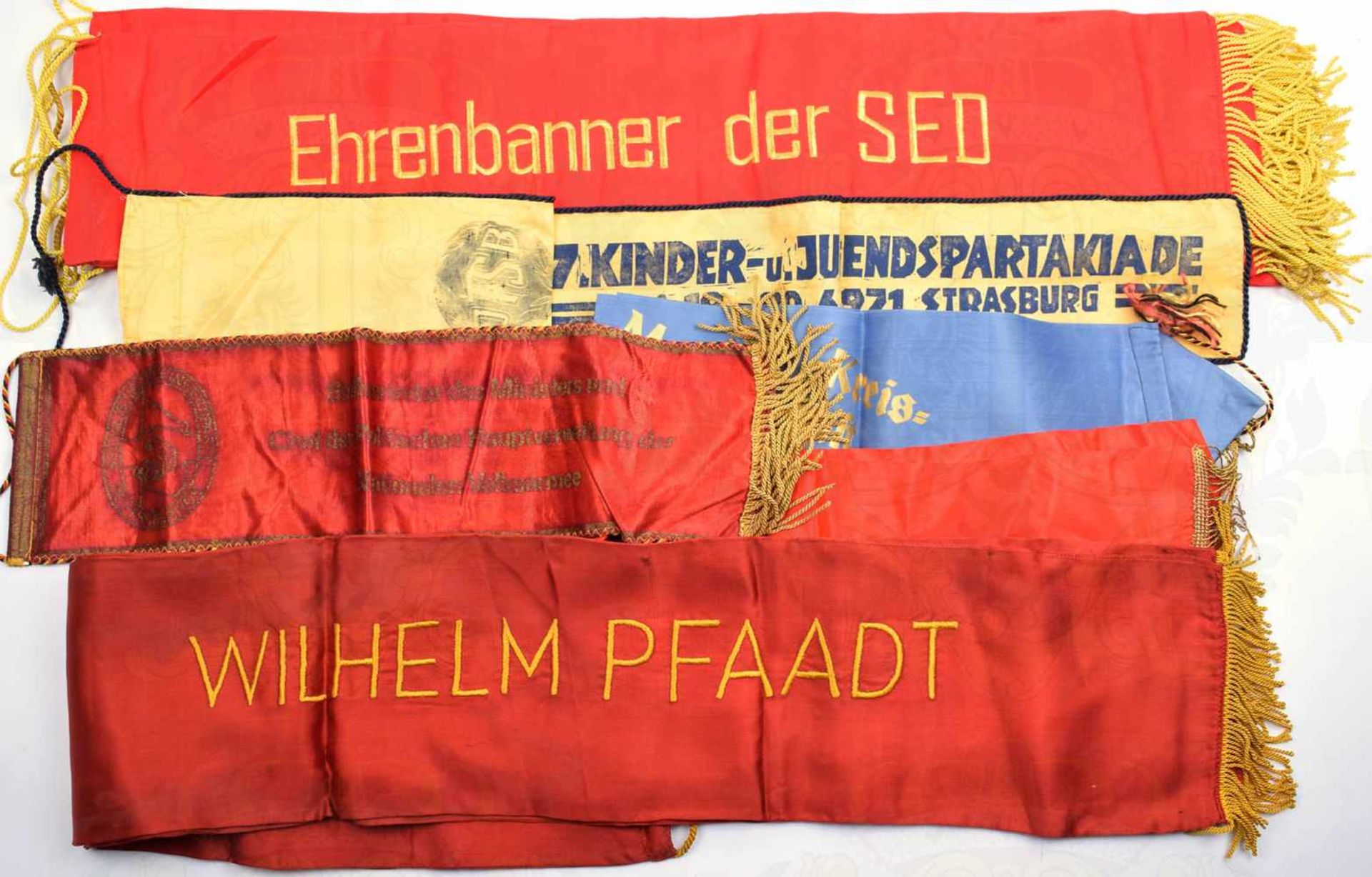 12 SCHÄRPEN UND EHRENBANNER, SED, Ehrenaufgebot FDJ, GST, DTSB, rotes u. blaues Tuch, Stickerei u.