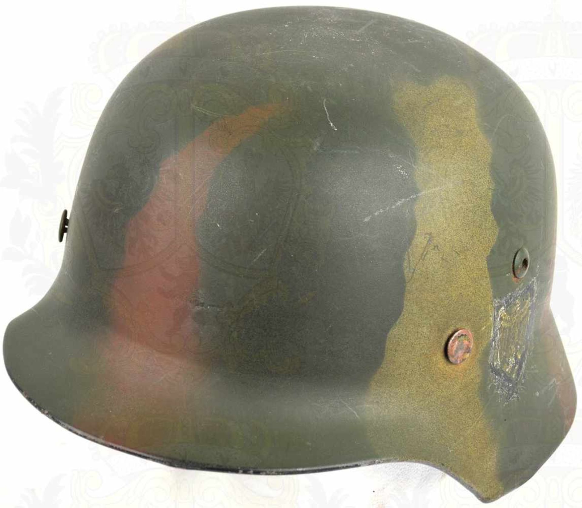 STAHLHELM 35, Sammleranfertigung, Glocke dunkelgrün/braun/ocker tarnfarben lackiert, Hoheitsadler u.