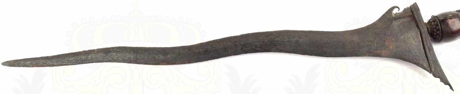 KRIS, Java um 1900, geflammte Klinge, durchgehen kleine Närbchen, Holzgriff m. etwas - Bild 2 aus 3