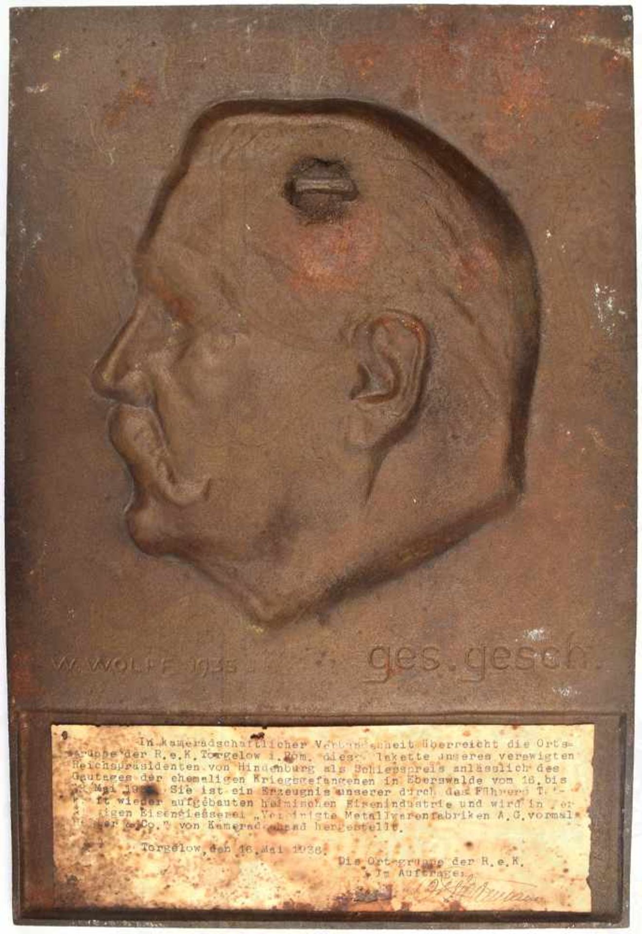 PLAKETTE REICHSPRÄSIDENT VON HINDENBURG, Eisenguss/bronziert, 1936, Kopfprofil u. Zitat „Nimmer wird - Image 2 of 3
