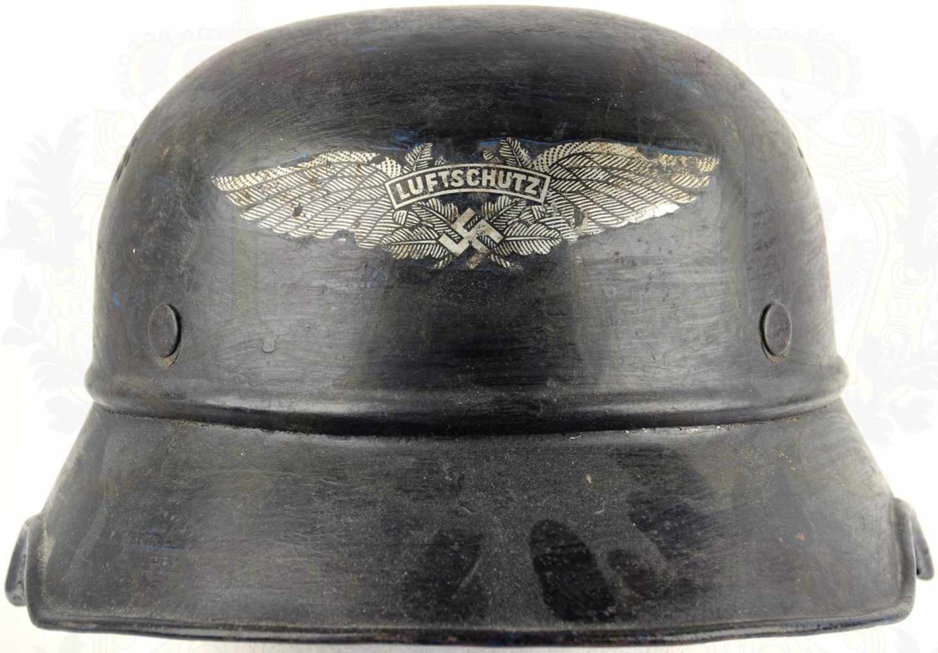 LUFTSCHUTZSTAHLHELM, 3teilige Glocke m. sehr gut erhaltener Lackierung u. Emblem, Nacken - Bild 2 aus 4