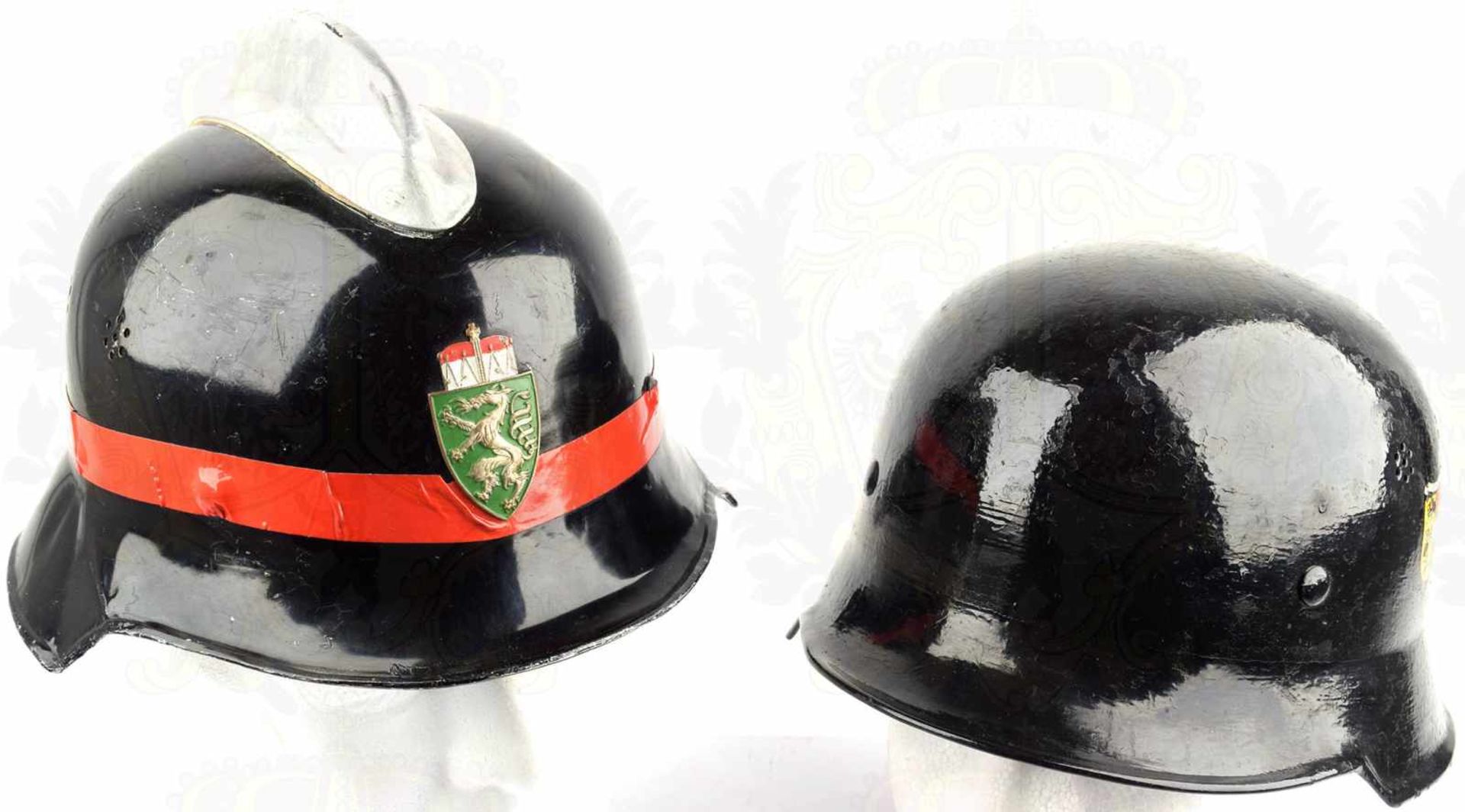 2 FEUERWEHR-EINSATZHELME, ähnlich Feuerwehrhelm 1934, Glocken Stahl bzw. Alu., schwarz überlackiert,