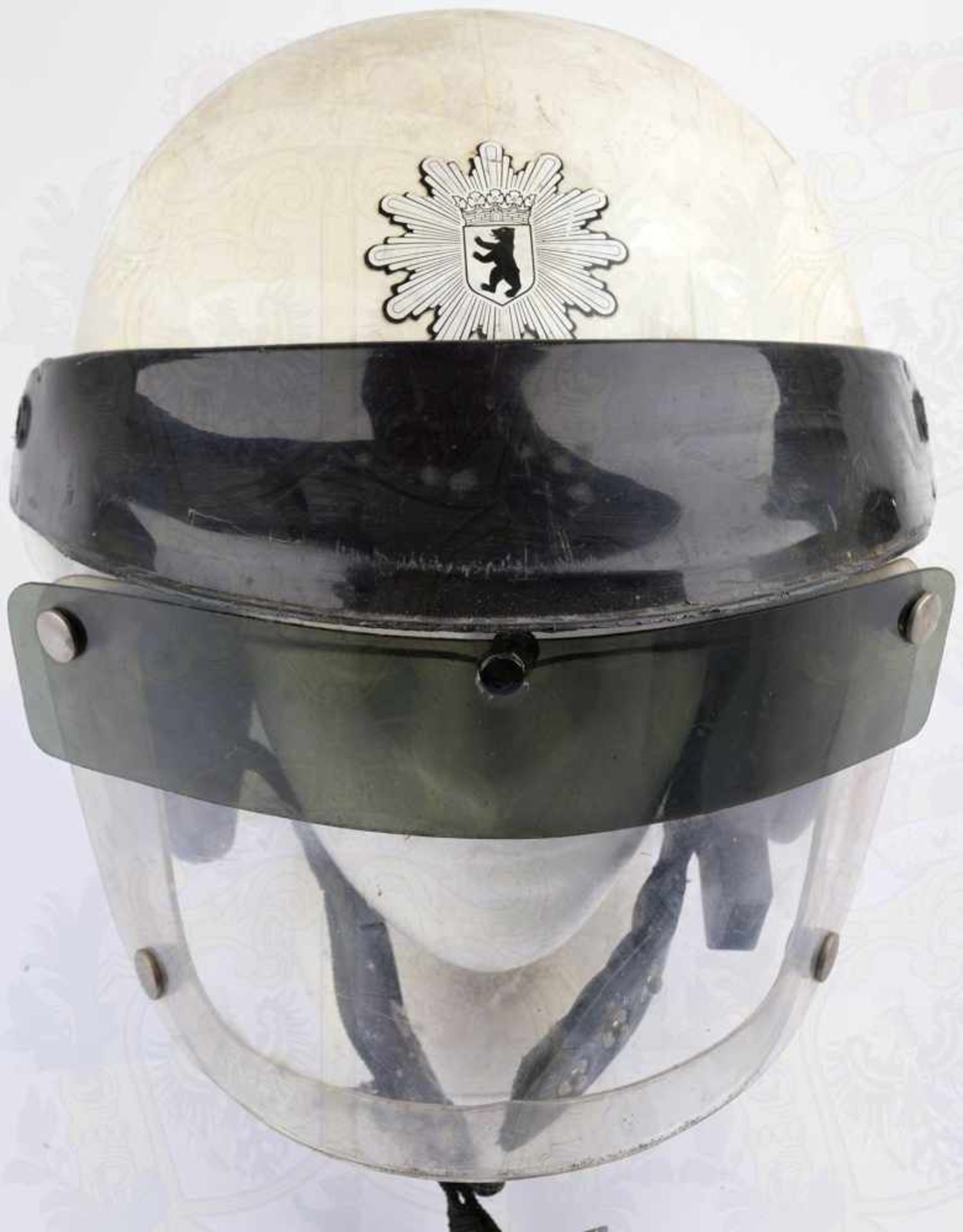 EINSATZHELM POLIZEI WESTBERLIN, Kunststoff, m. Schutzschirm aus Plexiglas, Emblem u. Schriftzug „ - Bild 2 aus 3