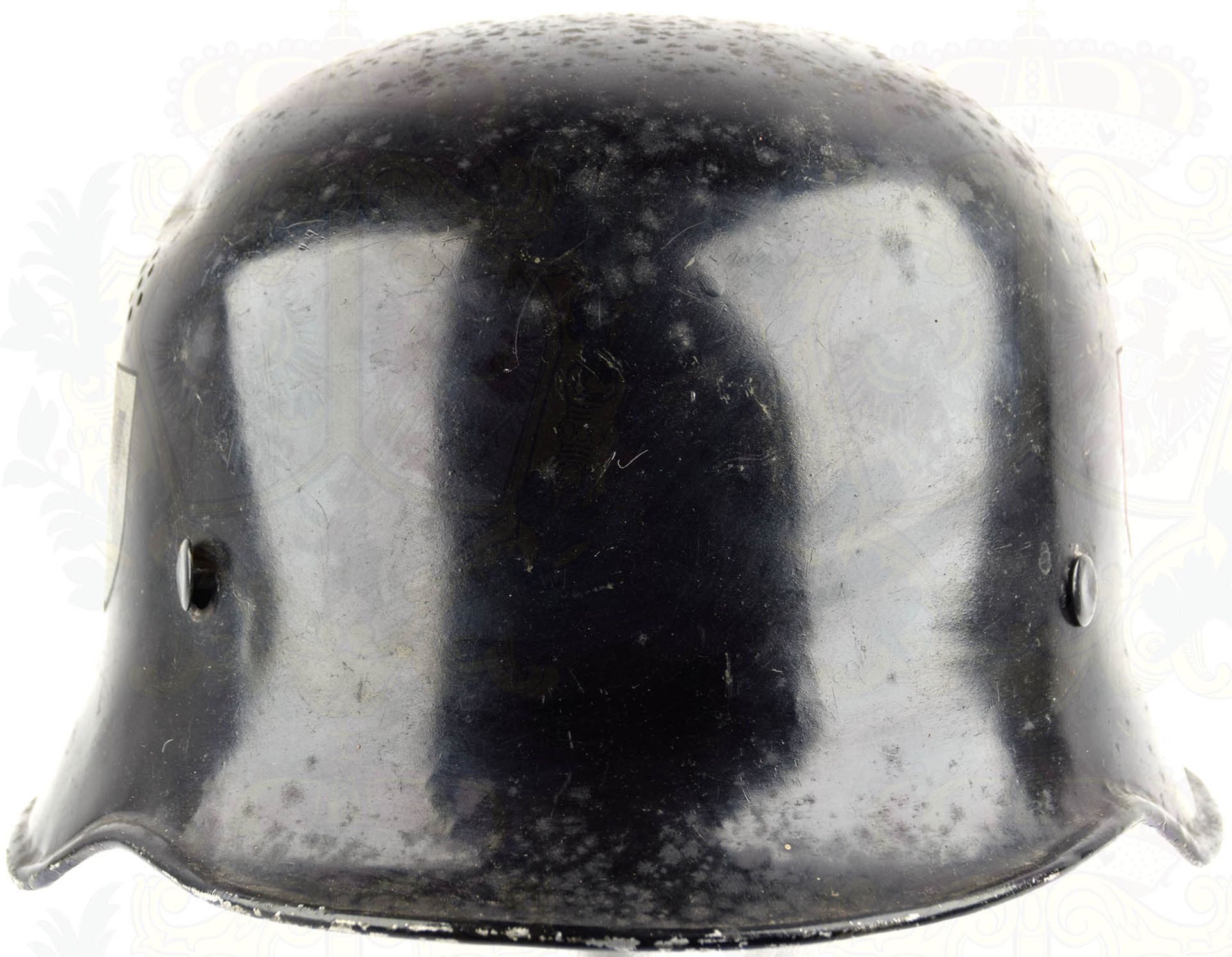FEUERSCHUTZHELM 1934, Alu, schwarz lackiert, je 2 Lüftungssiebe, ergänzte Embleme, einige kleine - Bild 2 aus 4