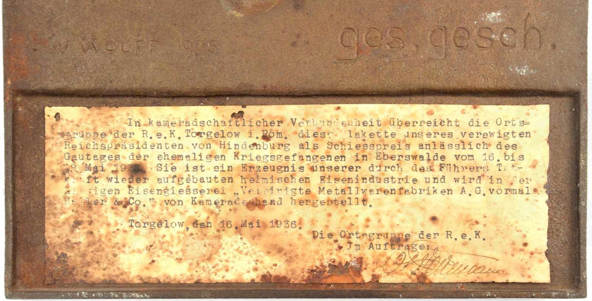 PLAKETTE REICHSPRÄSIDENT VON HINDENBURG, Eisenguss/bronziert, 1936, Kopfprofil u. Zitat „Nimmer wird - Image 3 of 3