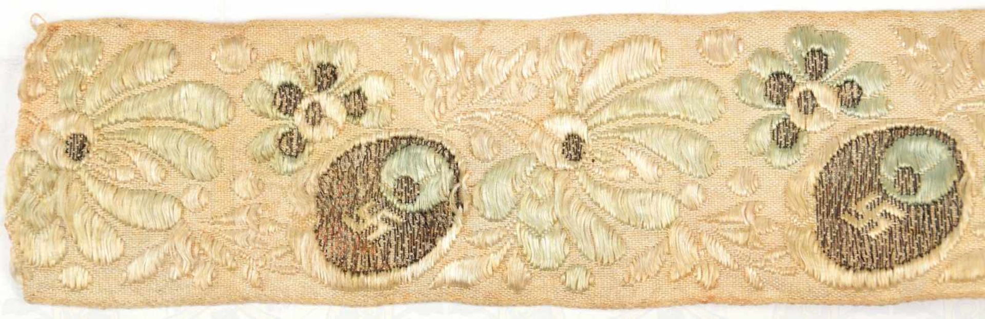 ROLLE BORTE, farb. gewebt u. gestickt m. HK u. floralen Motiven, L. 295cm, Br. 37mm, um 1933 - Bild 2 aus 2