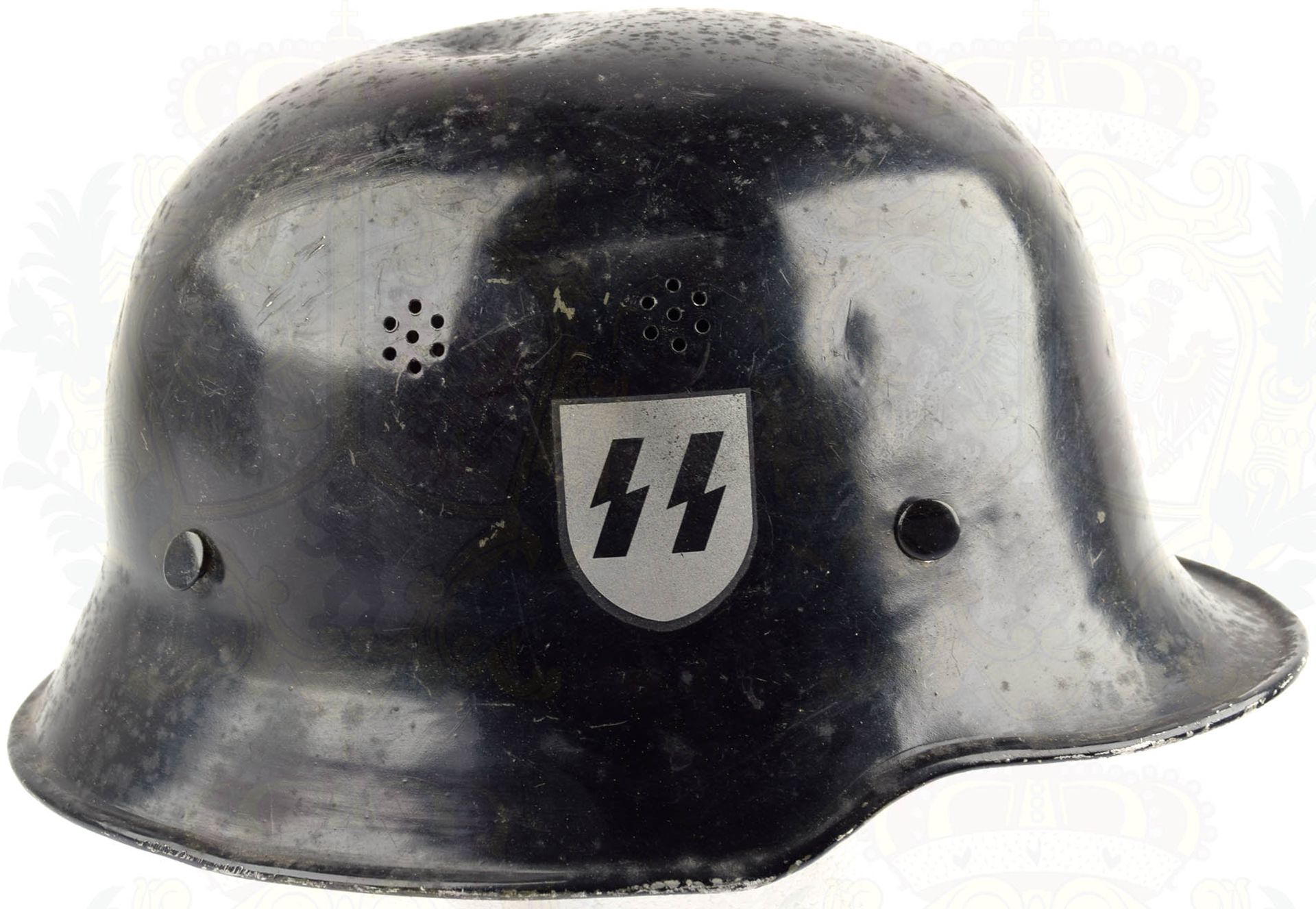 FEUERSCHUTZHELM 1934, Alu, schwarz lackiert, je 2 Lüftungssiebe, ergänzte Embleme, einige kleine - Bild 3 aus 4