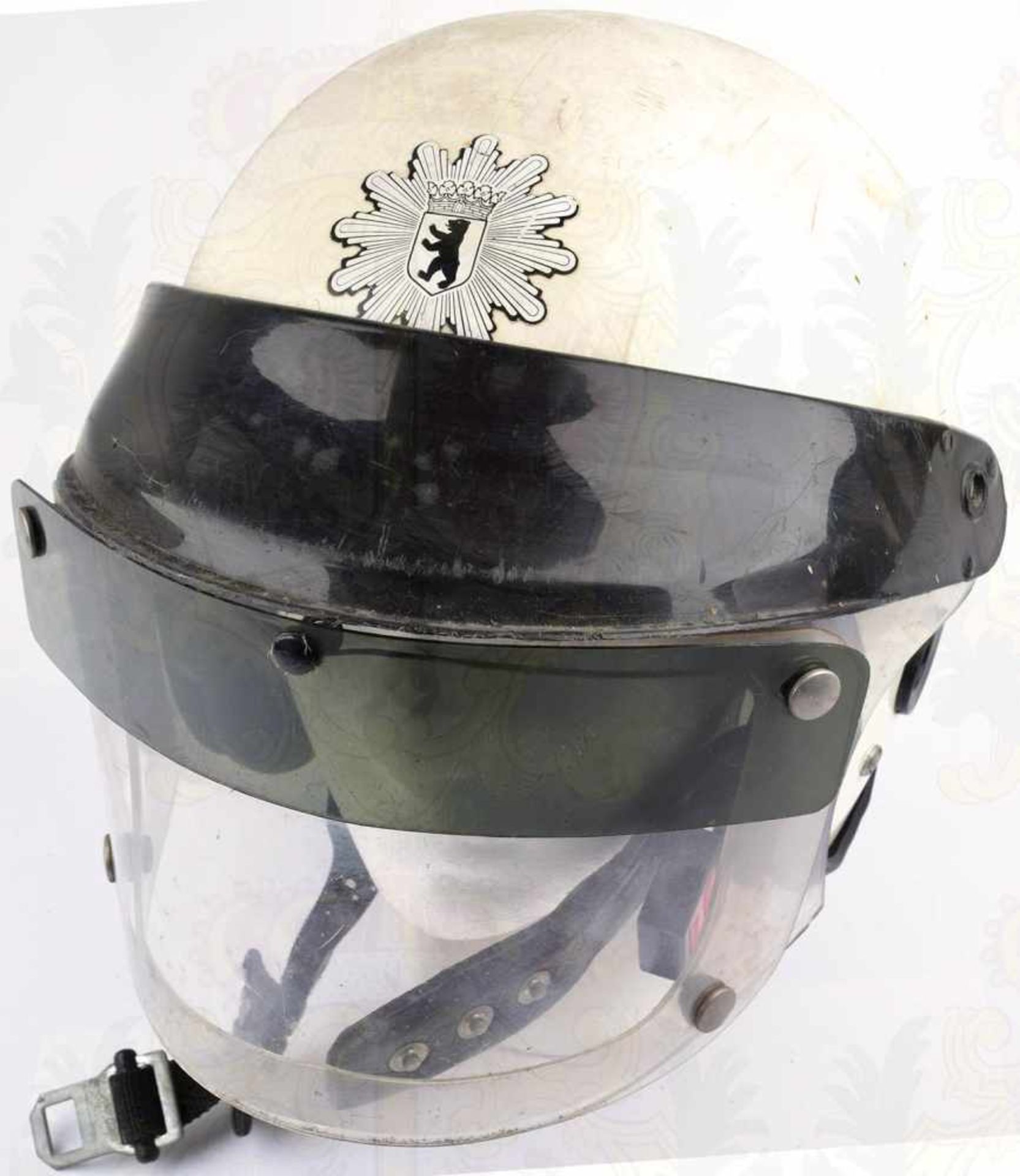 EINSATZHELM POLIZEI WESTBERLIN, Kunststoff, m. Schutzschirm aus Plexiglas, Emblem u. Schriftzug „