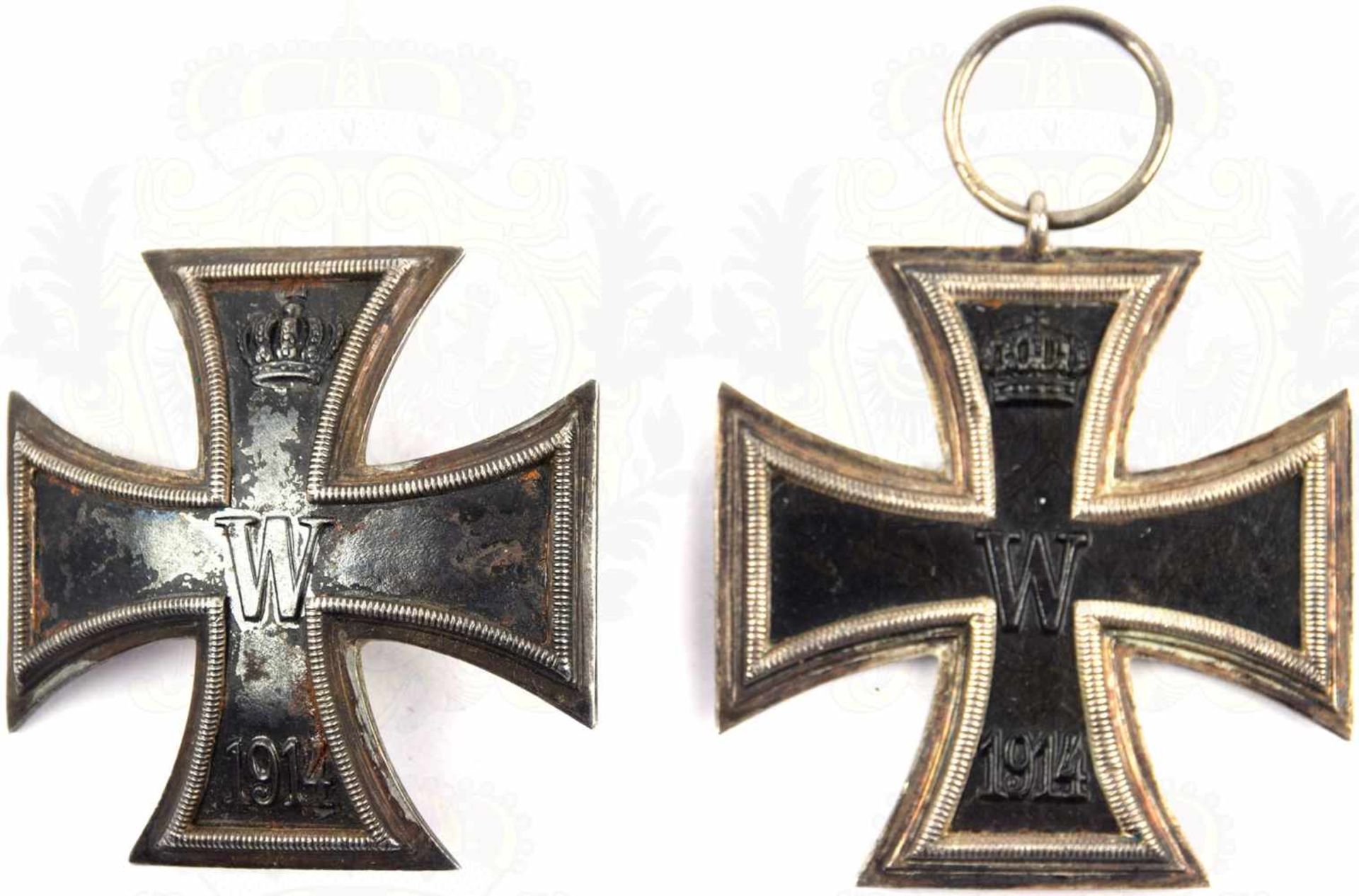 2 EHRENZEICHEN: EK I 1914, stark gewölbte Form, mattschwarz lackierter Eisenkern, Zarge Silber m.