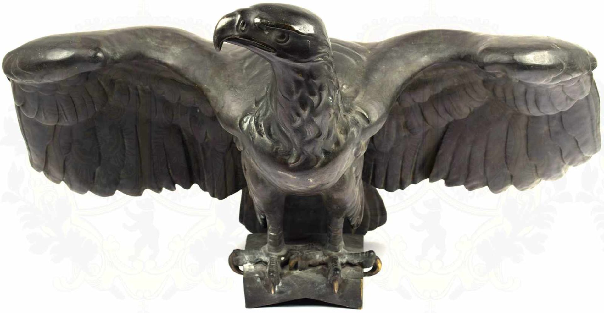 BRONZEPLASTIK ADLER, um 1910, Bronzeguss, dunkel patiniert, Adler auf Plinthe sitzend m.