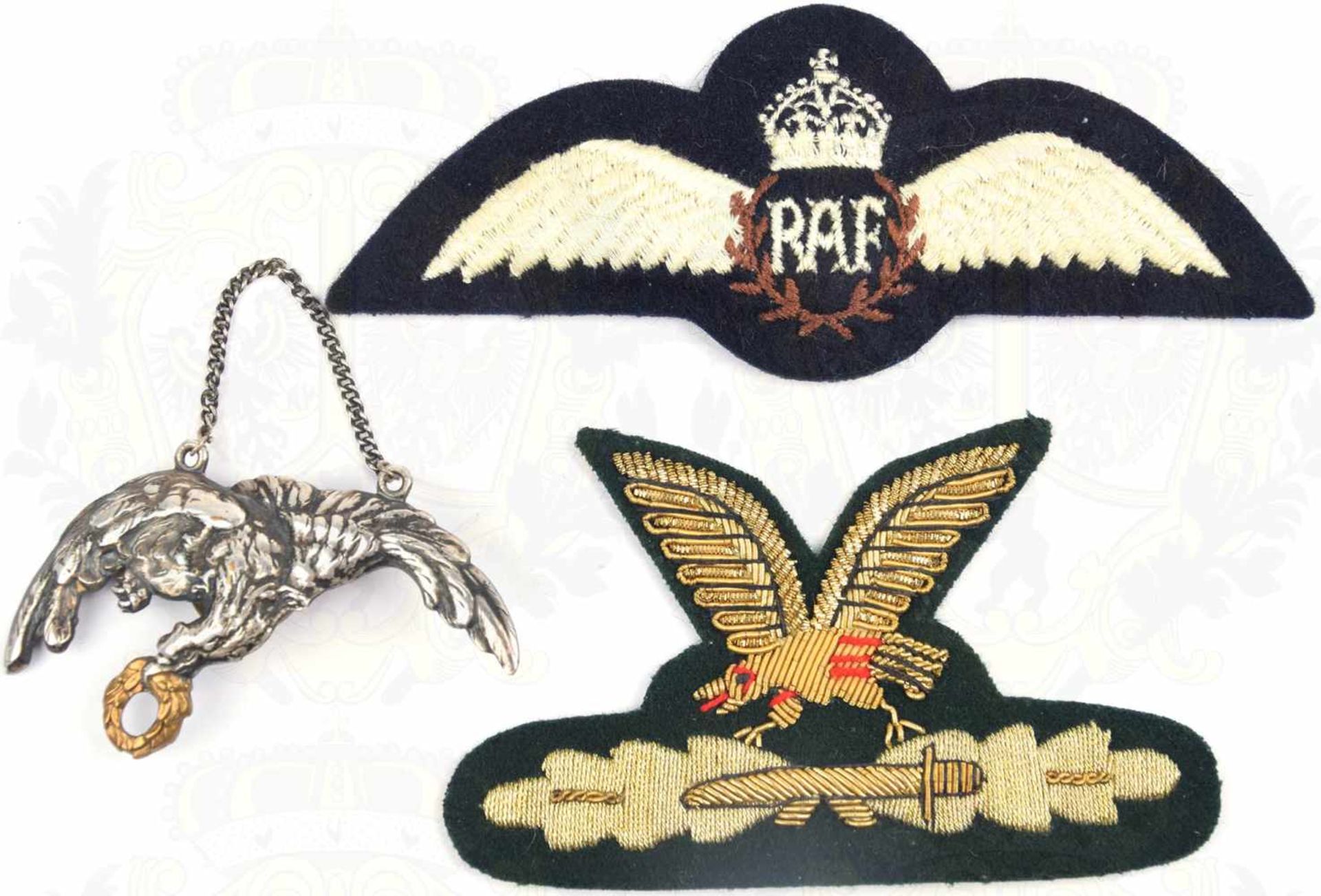 3 FLUGZEUGFÜHRERABZEICHEN: RAF Pilot Badge, schwarzes Tuch, maschinen-gestickt; poln.