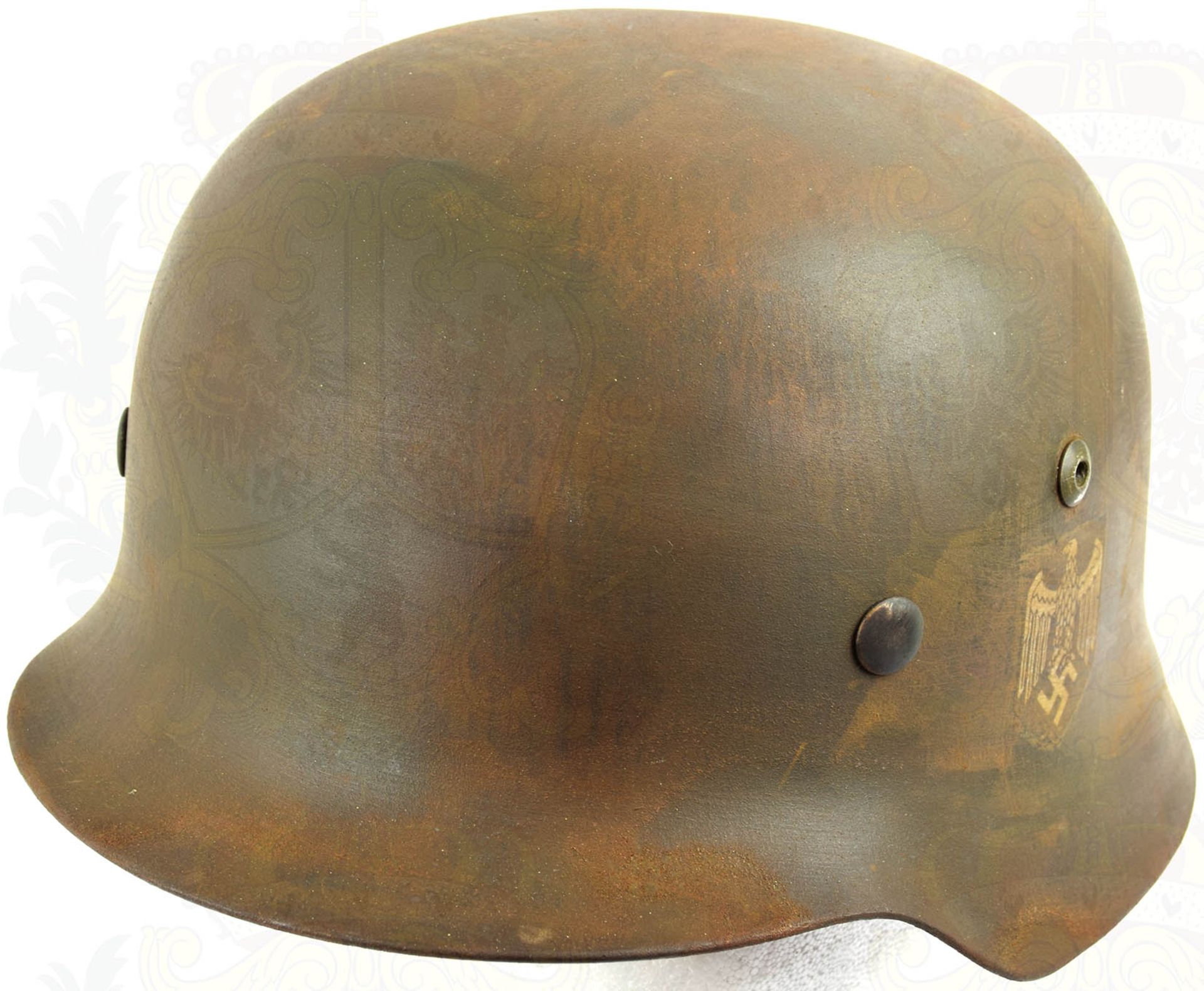 STAHLHELM 35, Sammleranfertigung, Glocke feldgrau lackiert, Hoheitsadler- u. Wappen-Emblem etwas