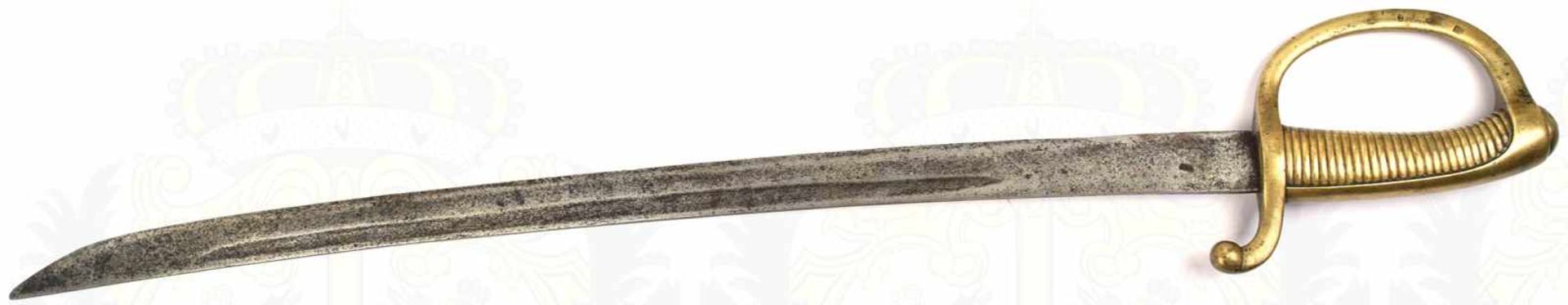 SABRE BRIQUE, leicht gekrümte Klinge m. undeutl. Herst.-Punze, L. 65cm, narbig u. geputzt, Messing-