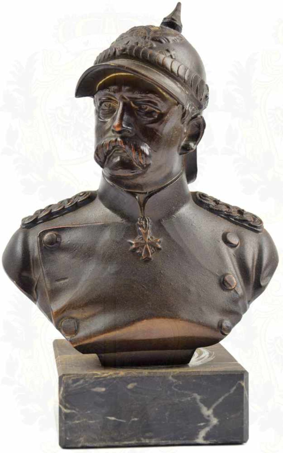 BÜSTE FÜRST BISMARCK, neuzeitliche Fertigung, Zinnguß/bronziert, in Uniform d. Seydlitz-Kürassiere