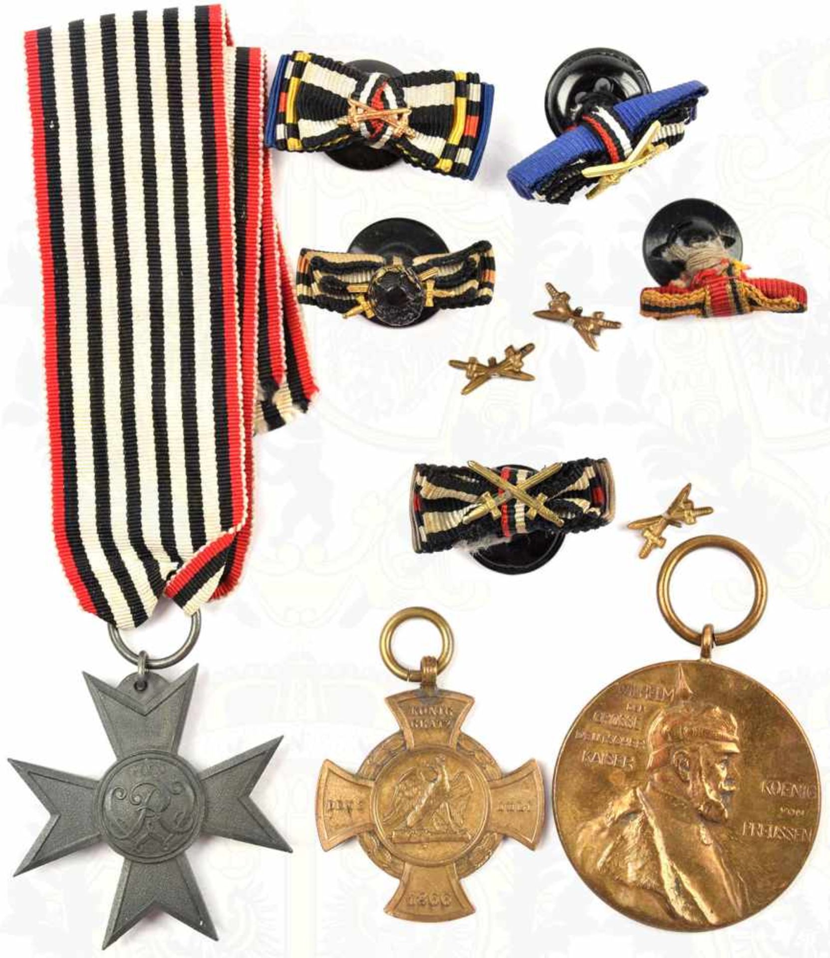 3 EHRENZEICHEN: Verdienstkreuz für Kriegshilfsdienst 1916, Feinzink, am Band; Erinnerungskreuz