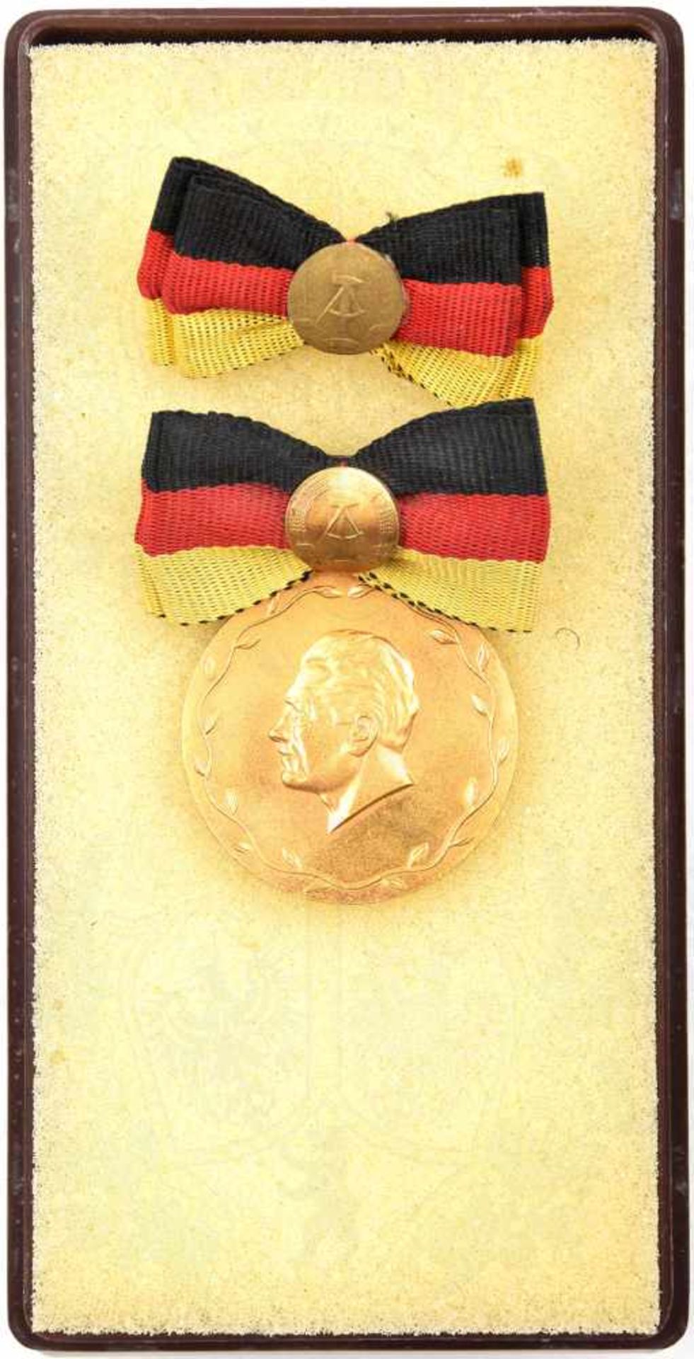 VERDIENTER MEISTER DES SPORTS, 1985-1990, Ø 30mm, an Tragespange mit gewölbtem Wappen, I-Spange