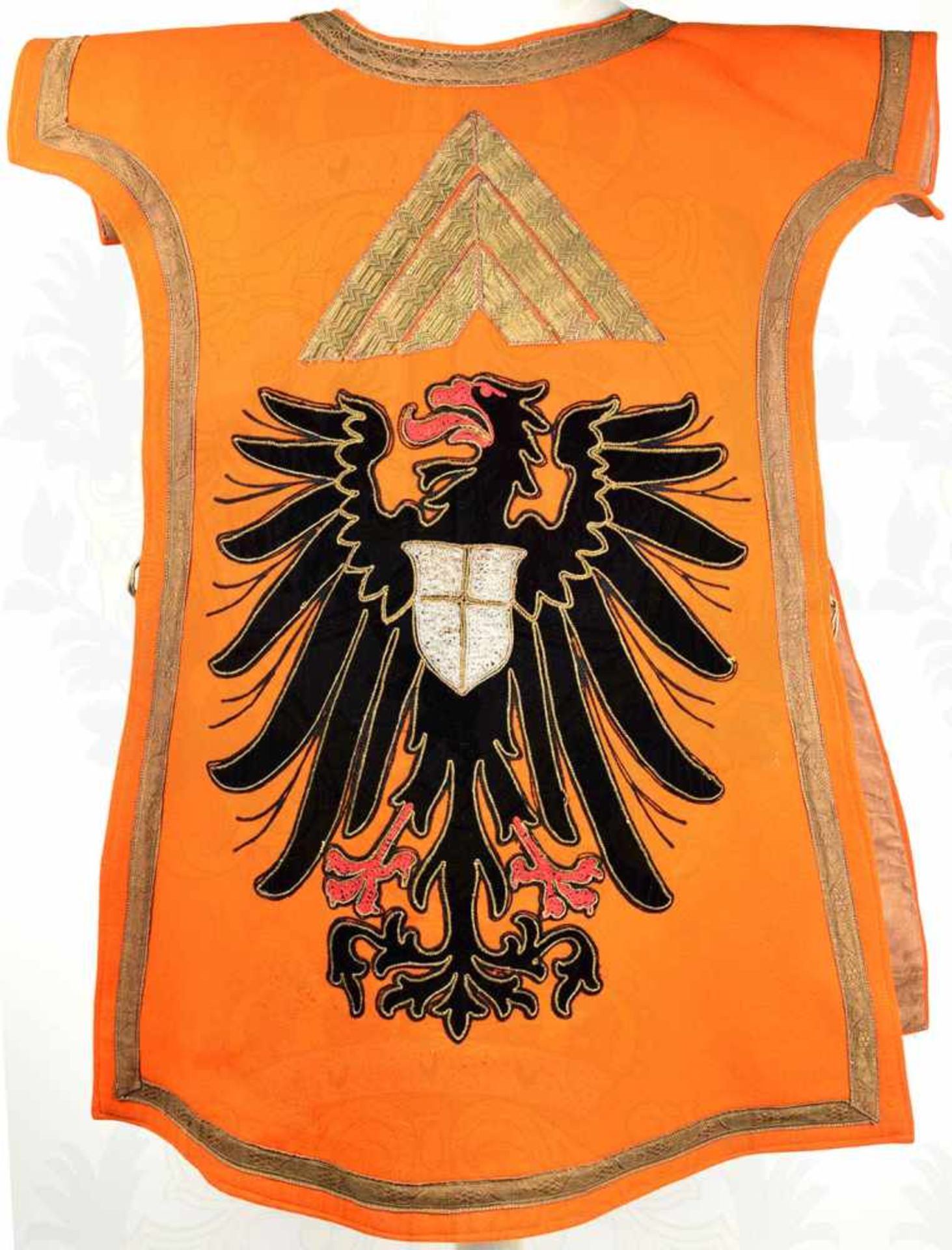 TAPPERT FÜR REICHSHEROLDE, Historismusfertigung für Kostümfeste um 1900, orangerotes Tuch m.