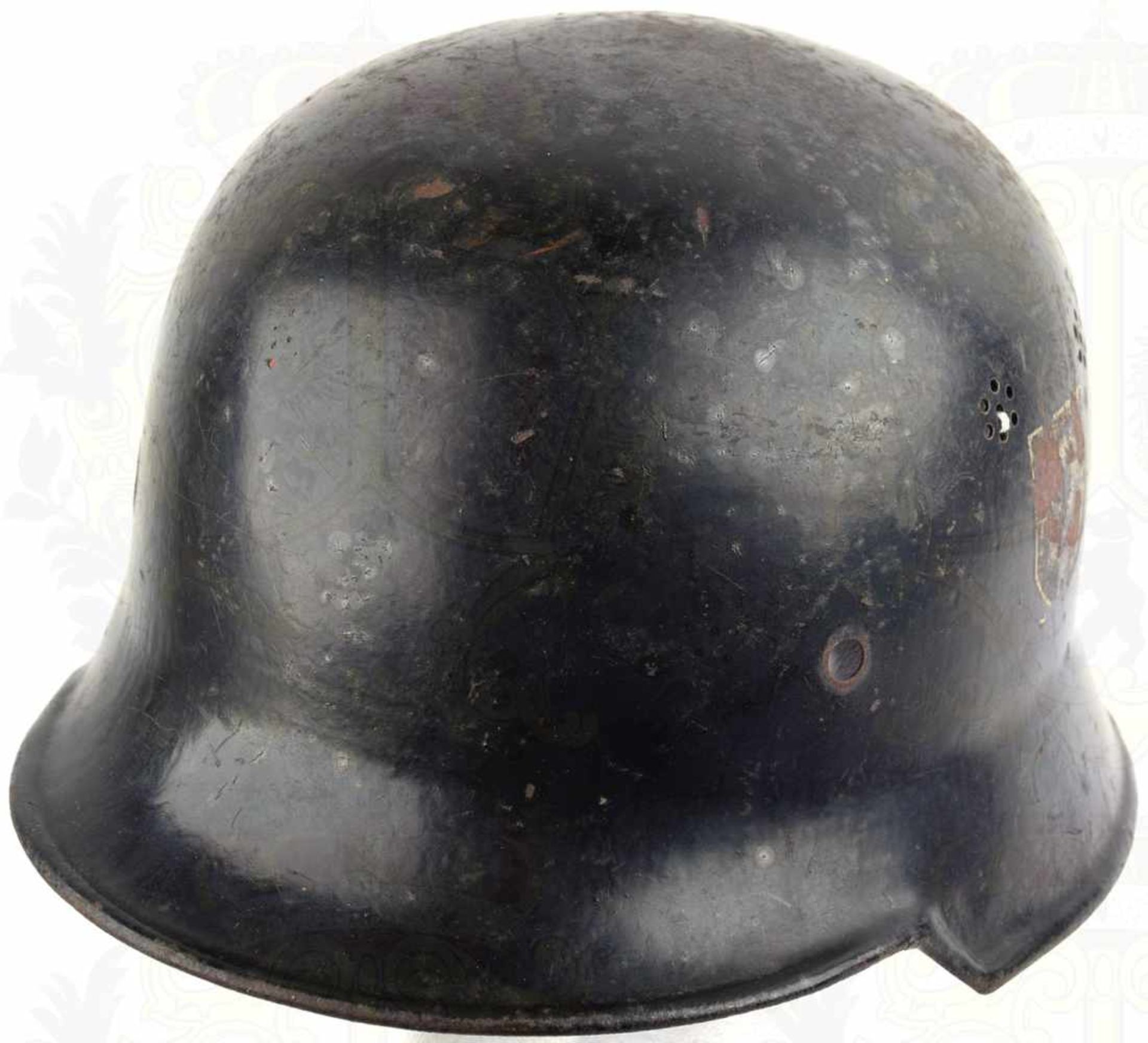 FEUERWEHR-EINSATZHELM 34, Stahlglocke schwarz lackiert, stark berieben, HK-Wappen u. Polizei-