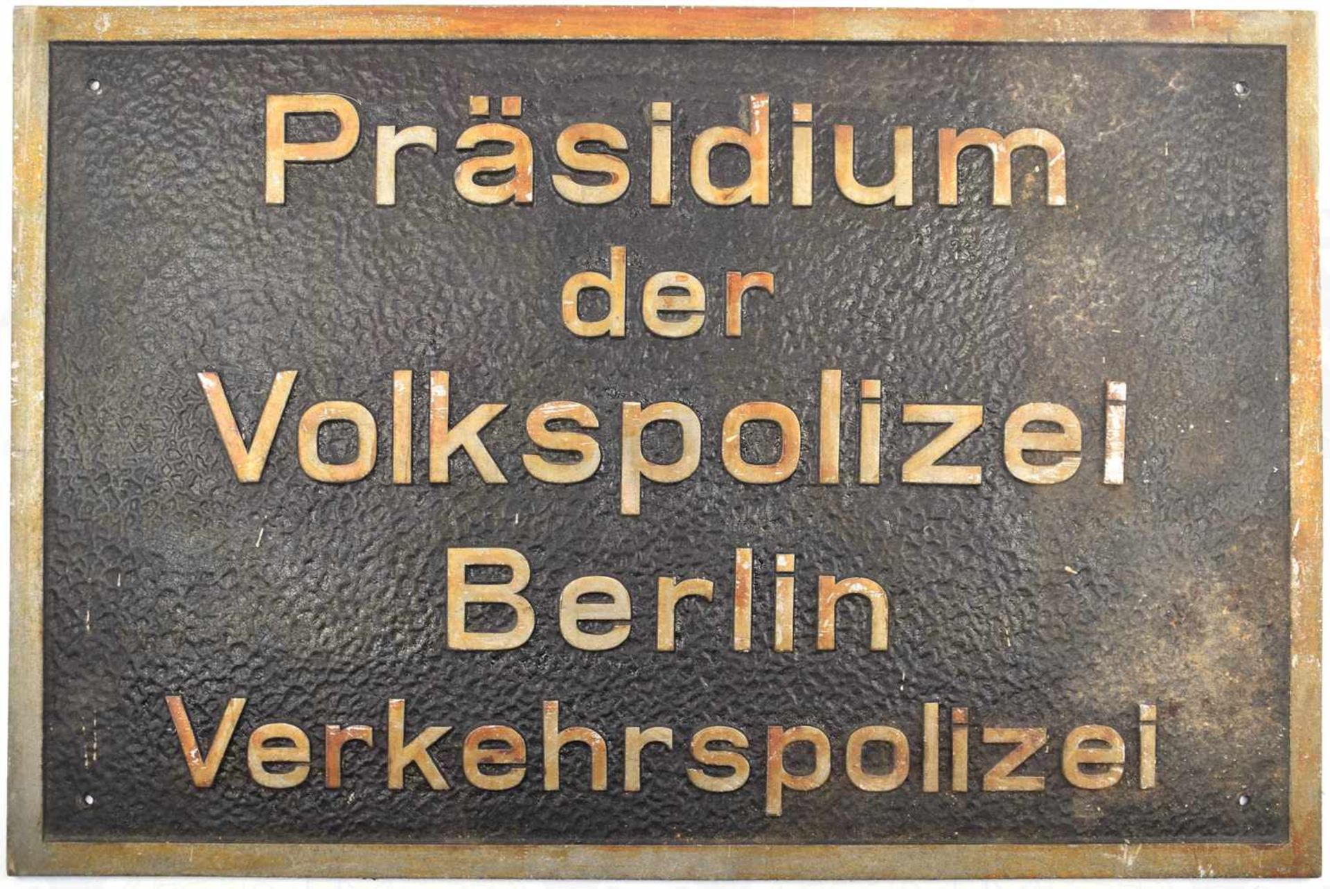 DIENSTSTELLENSCHILD „Präsidium der Volkspolizei Berlin Verkehrspolizei“, Aluminiumguss, Untergrund