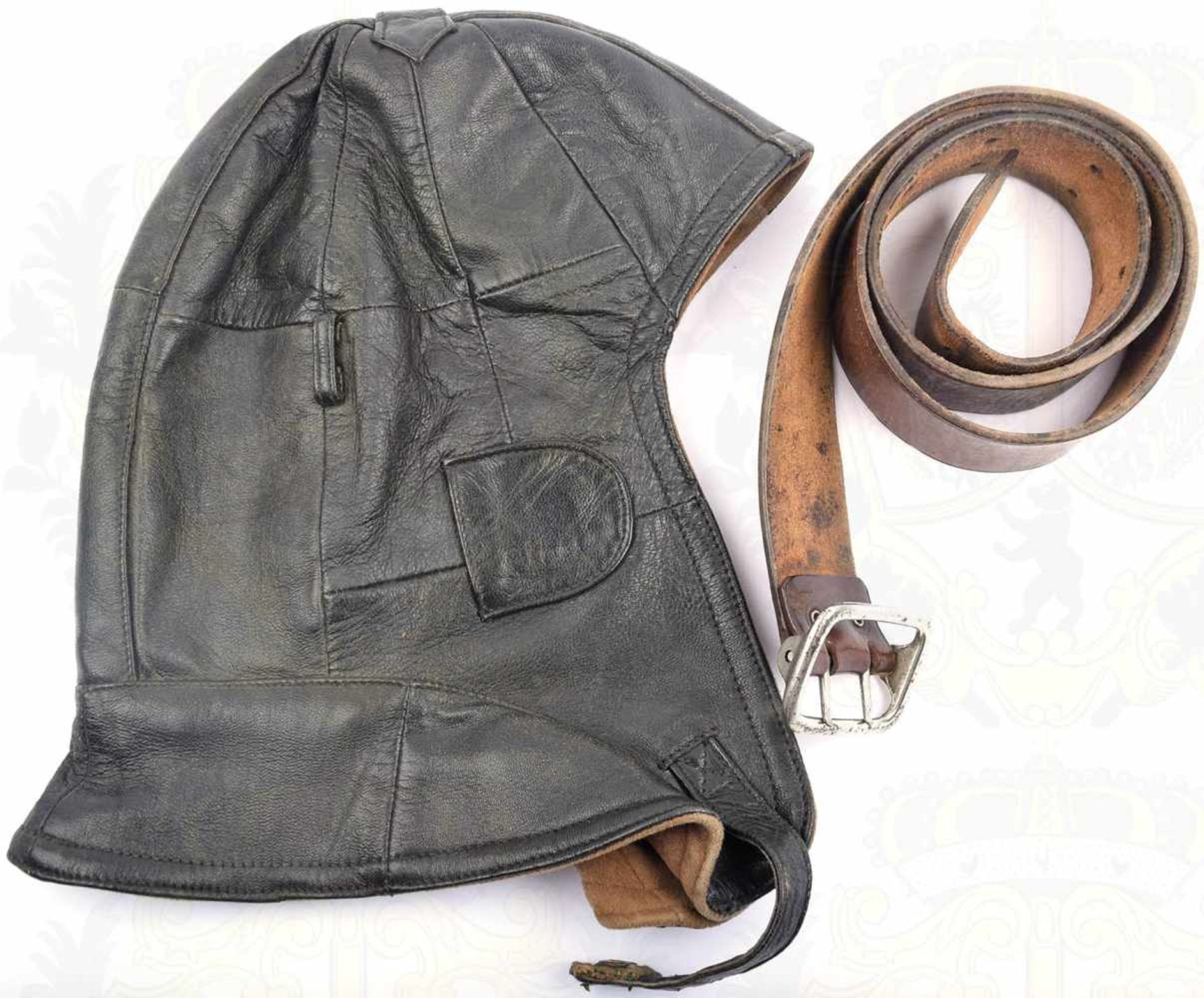 LEDER-SCHUTZHAUBE UND LEDERKOPPEL, klassische Motorradhaube, schwarzes Leder m. Futter aus braunem