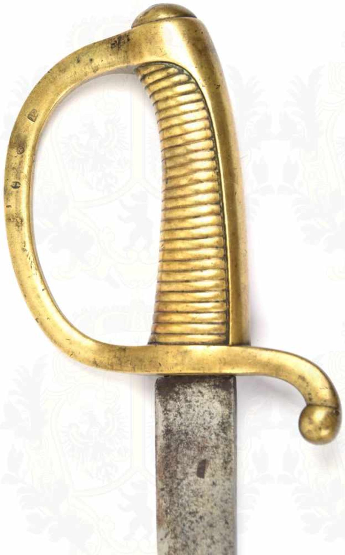 SABRE BRIQUE, leicht gekrümte Klinge m. undeutl. Herst.-Punze, L. 65cm, narbig u. geputzt, Messing- - Bild 2 aus 3