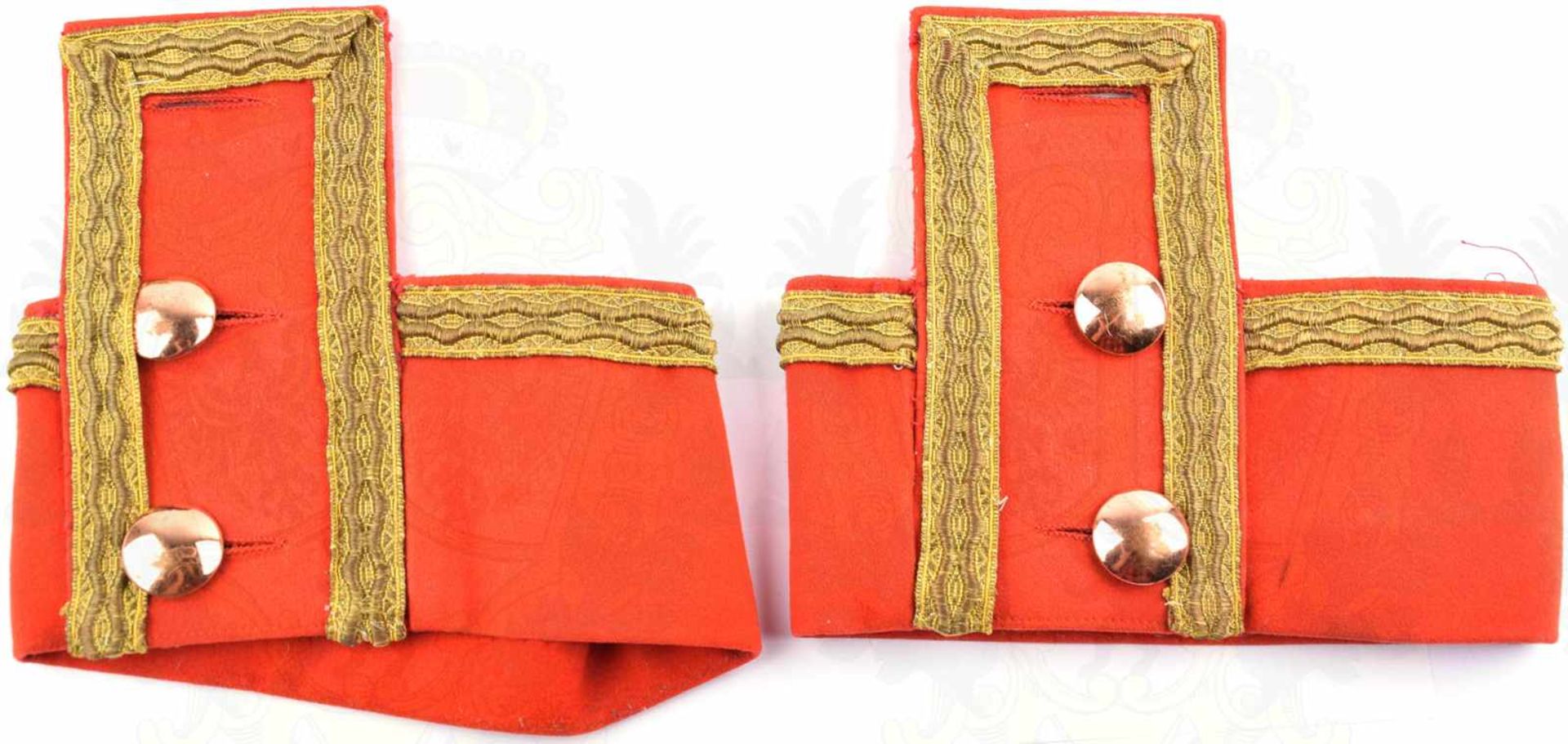 PAAR BRANDENBURGISCHE ÄRMELAUFSCHLÄGE, Schneideranfertigung im Stil um 1900, rotes Tuch, goldfarbene