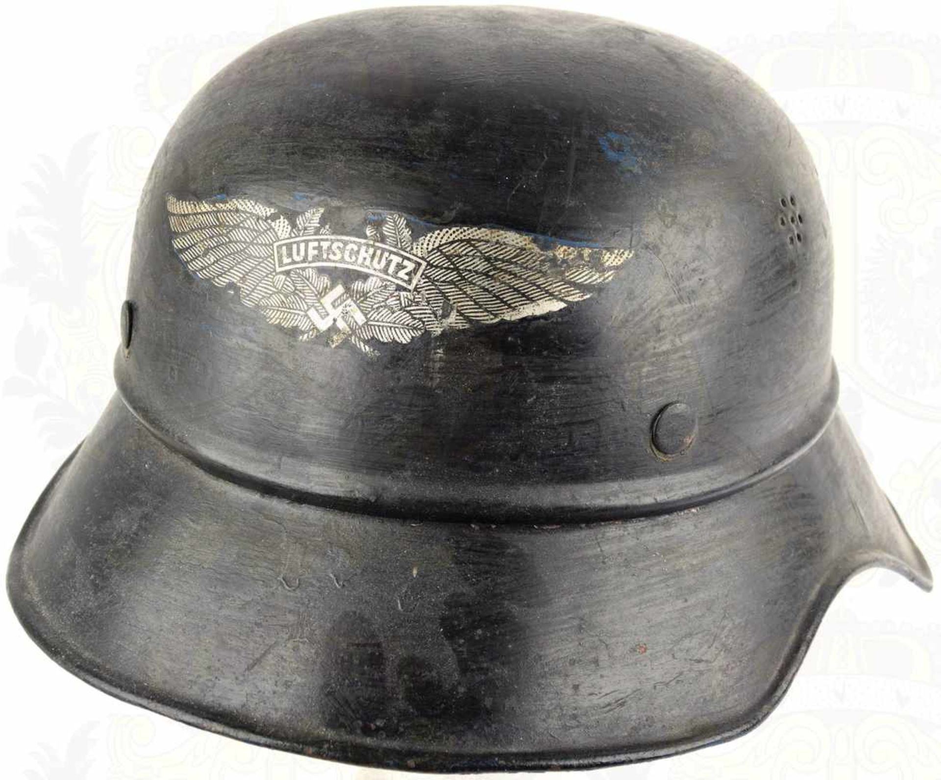 LUFTSCHUTZSTAHLHELM, 3teilige Glocke m. sehr gut erhaltener Lackierung u. Emblem, Nacken