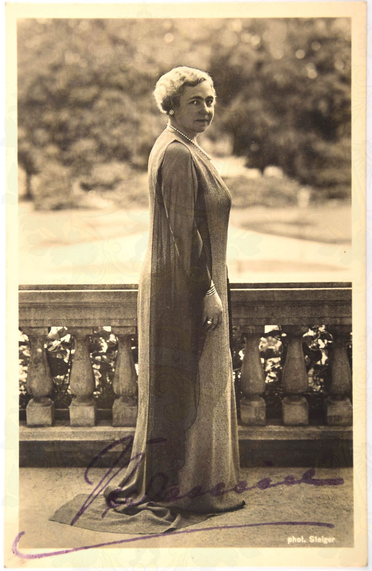 HERMINE, Kaiserin im Exil, (1887-1947, geb. Prinzessin Reuß ältere Linie), Tinten OU „Hermine“ auf