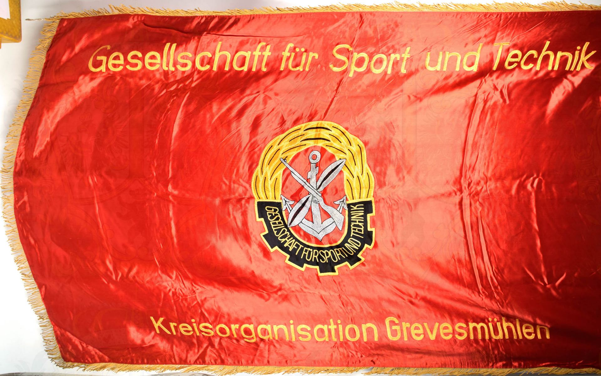 GST-EHRENBANNER, „Kreisorganisation Grevesmühlen“, rote Kunstseide, beidseitig gesticktes GST- - Bild 2 aus 5