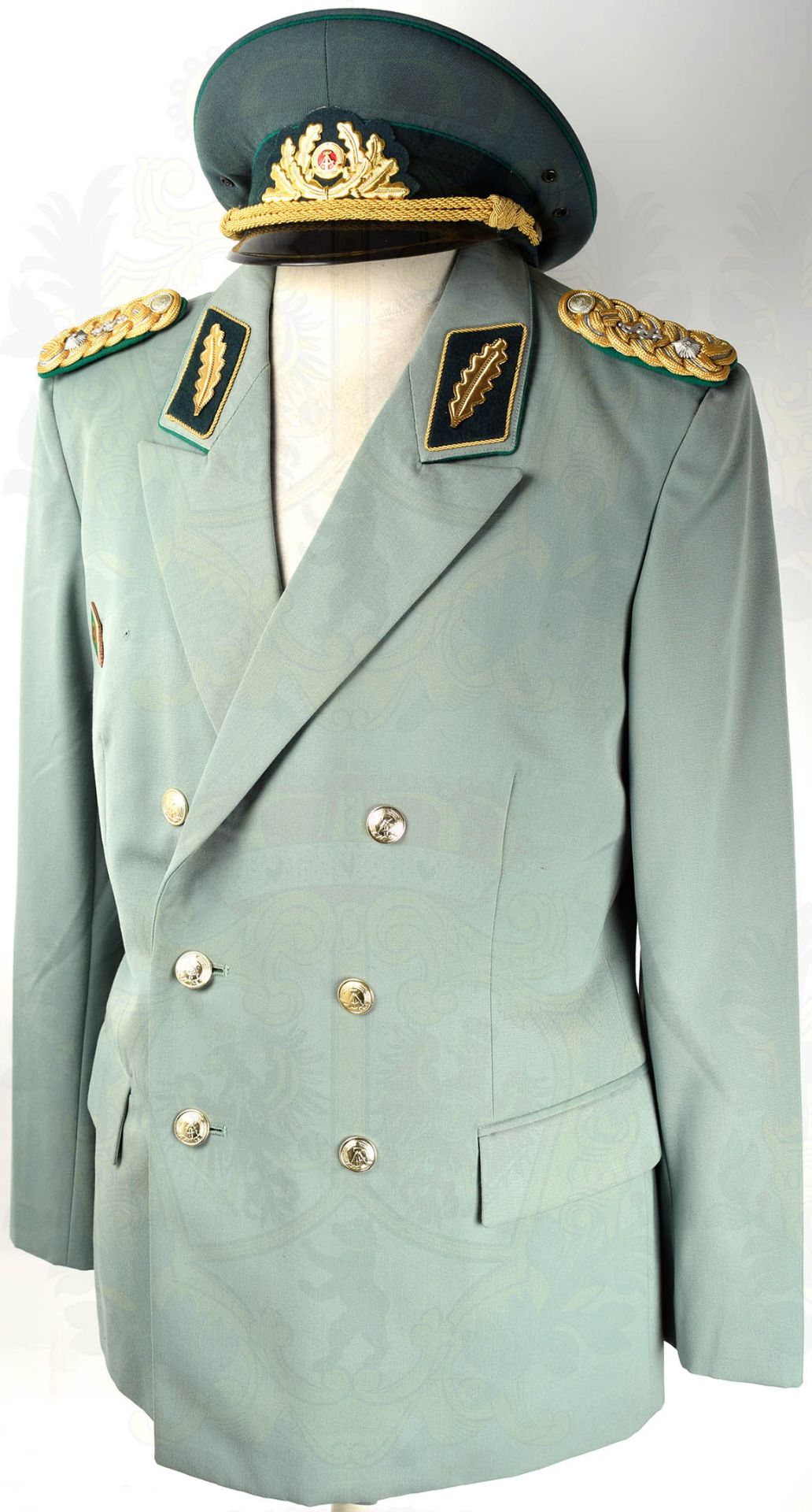 GESELLSCHAFTSUNIFORM GENERALMAJOR DER VP, Uniformrock aus graugrünen Tuch, mit 2 Taschen u.