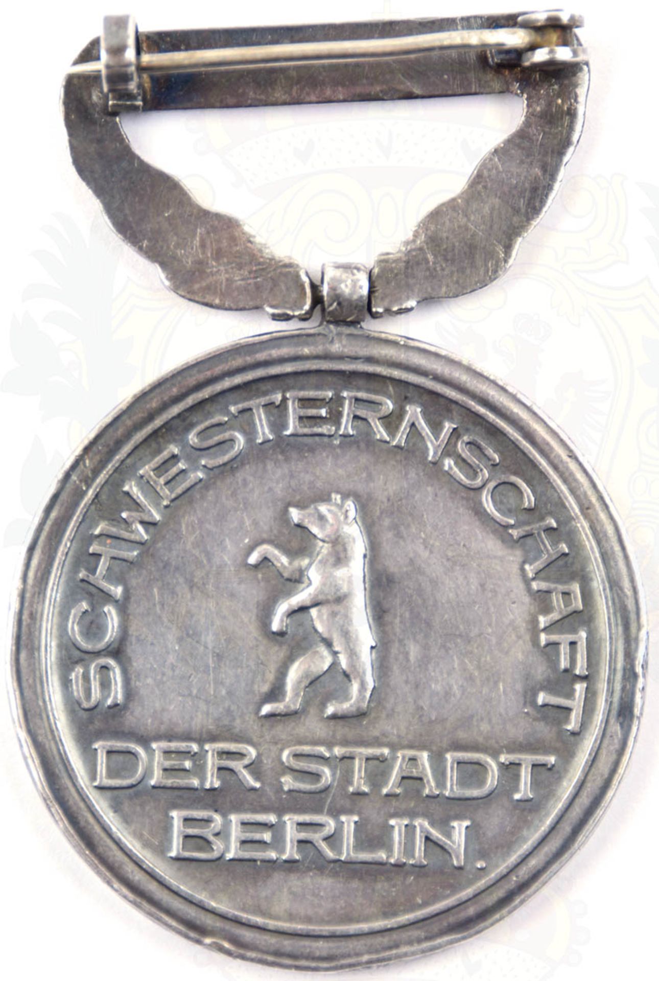 TRAGBARE MEDAILLE SCHWESTERNSCHAFT DER STADT BERLIN, vermutlich 1. WK, an Agraffe m. Lorbeer u. - Bild 2 aus 2