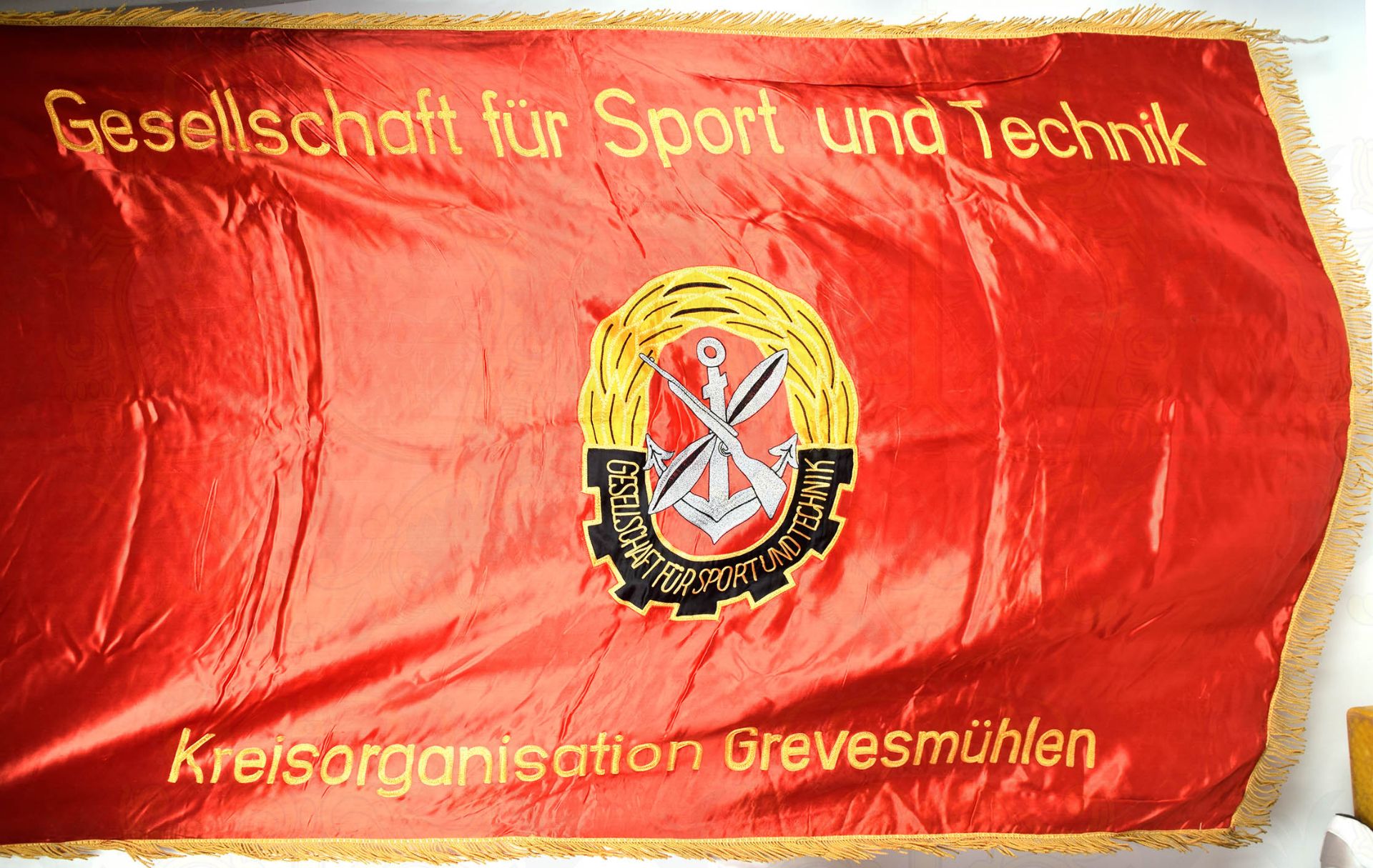 GST-EHRENBANNER, „Kreisorganisation Grevesmühlen“, rote Kunstseide, beidseitig gesticktes GST- - Bild 5 aus 5