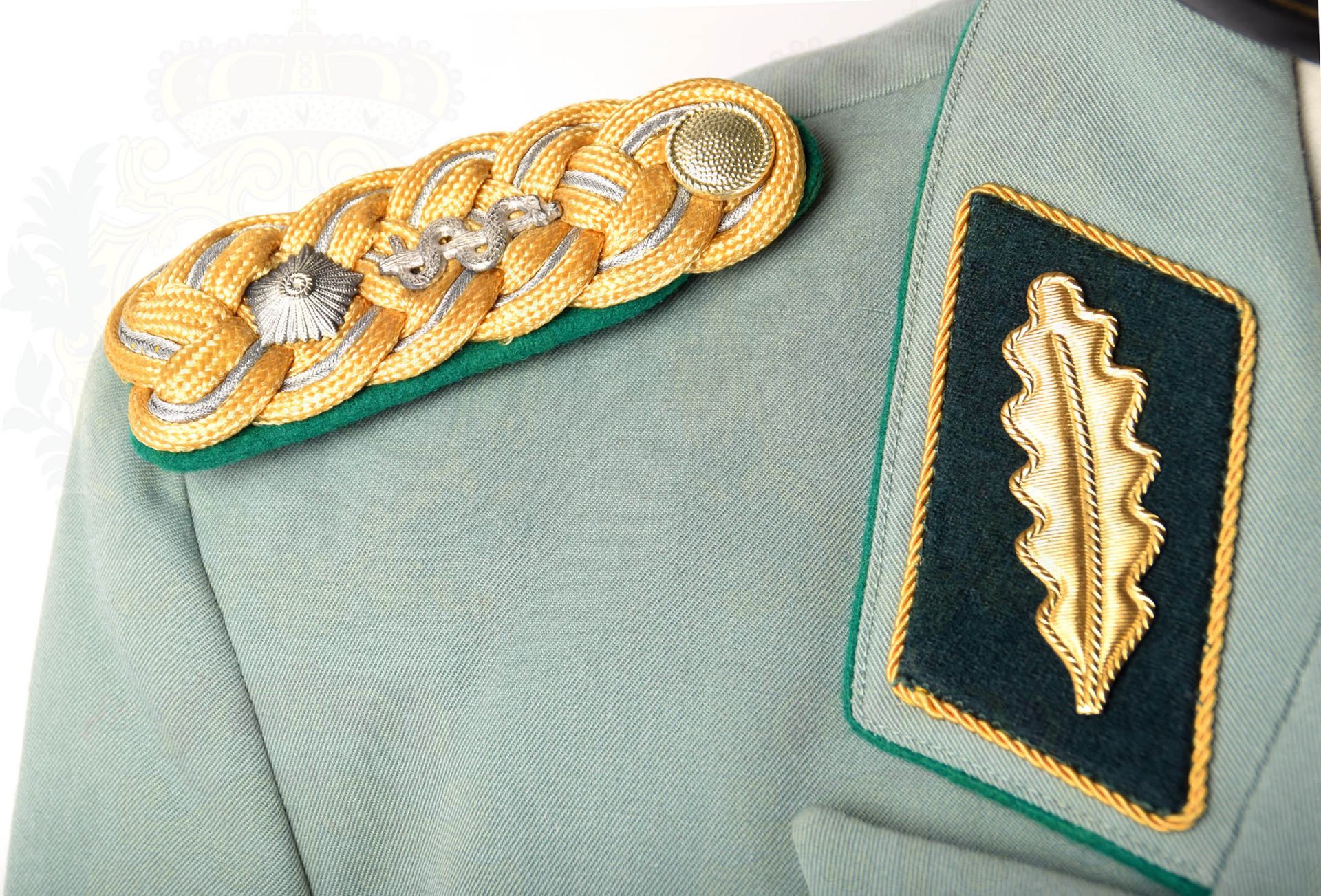 GESELLSCHAFTSUNIFORM GENERALMAJOR DER VP, Uniformrock aus graugrünen Tuch, mit 2 Taschen u. - Bild 5 aus 10