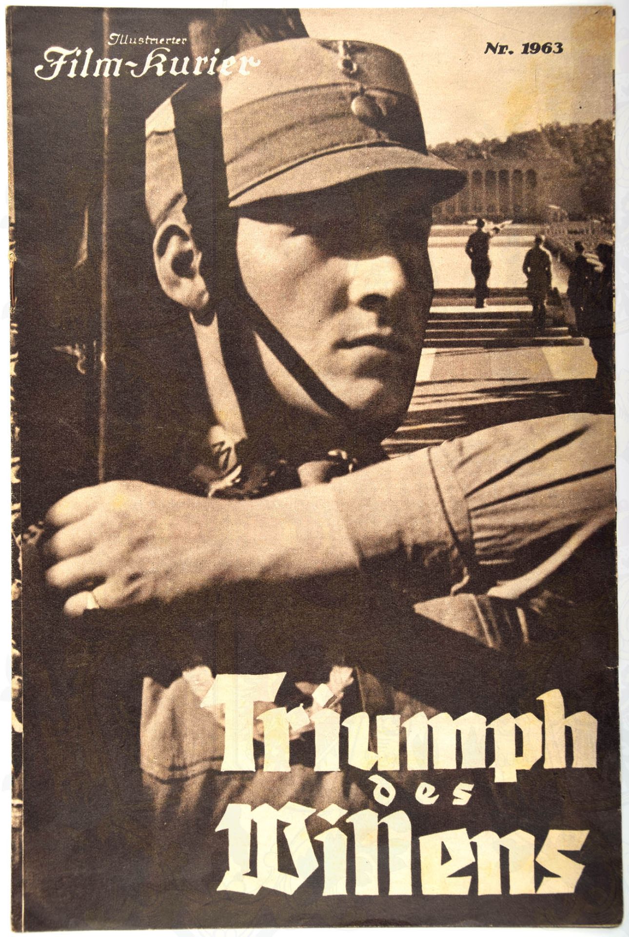 FILM-KURIER „TRIUMPH DES WILLENS“, 1935, Gesamtleitung/Regie Leni Riefenstahl, 8 S., durchgeh. Abb.,