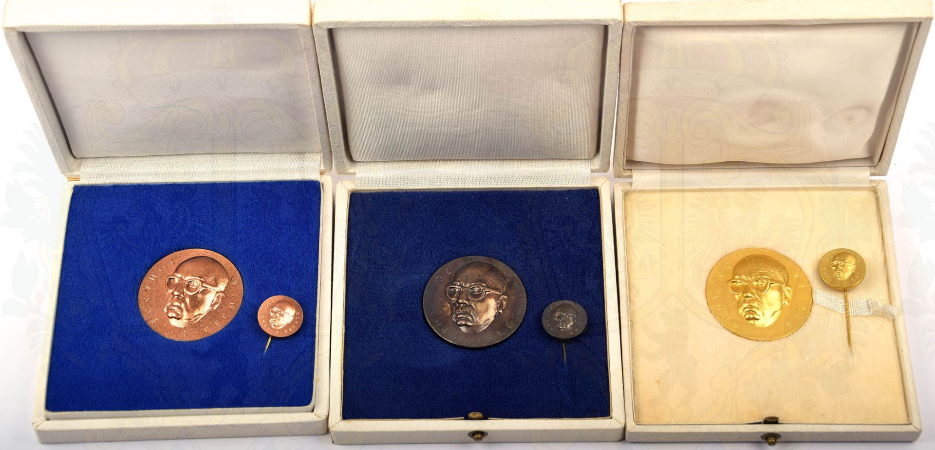 SATZ JOHANNES R. BECHER-MEDAILLE, Stufen in Bronze/Silber/Gold, Buntmetall, mit entspr. Miniatur, im