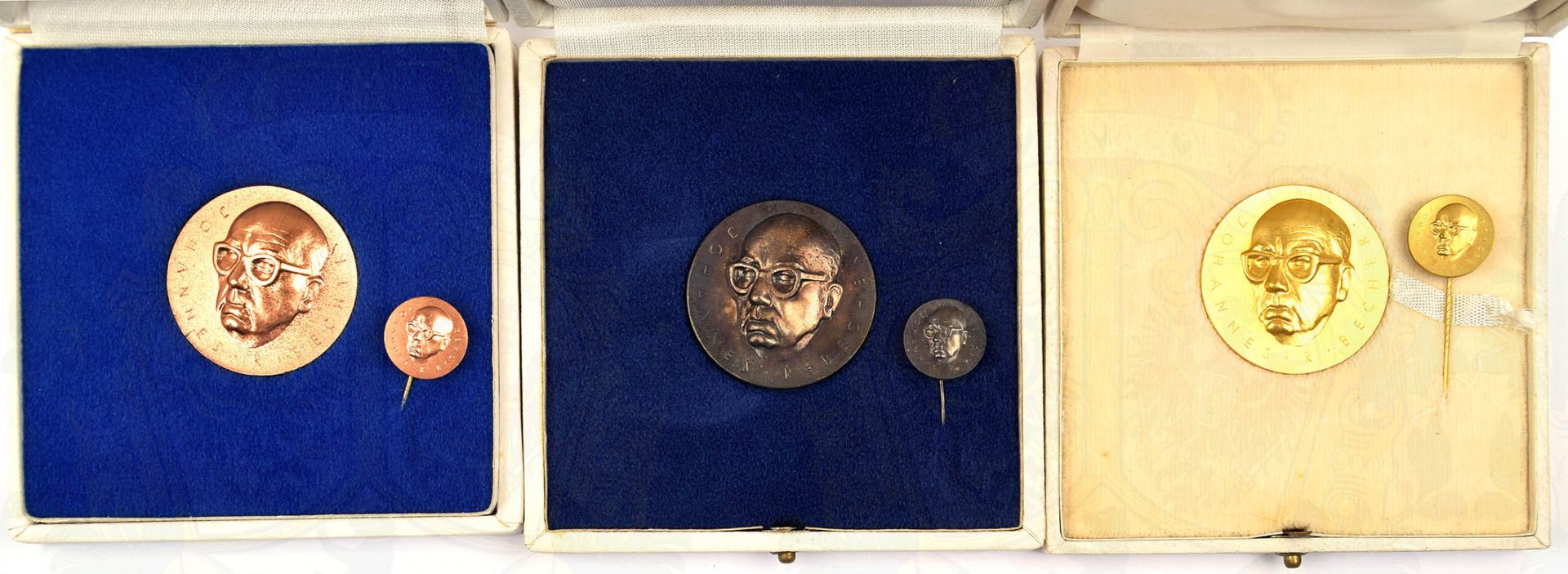 SATZ JOHANNES R. BECHER-MEDAILLE, Stufen in Bronze/Silber/Gold, Buntmetall, mit entspr. Miniatur, im - Bild 3 aus 3