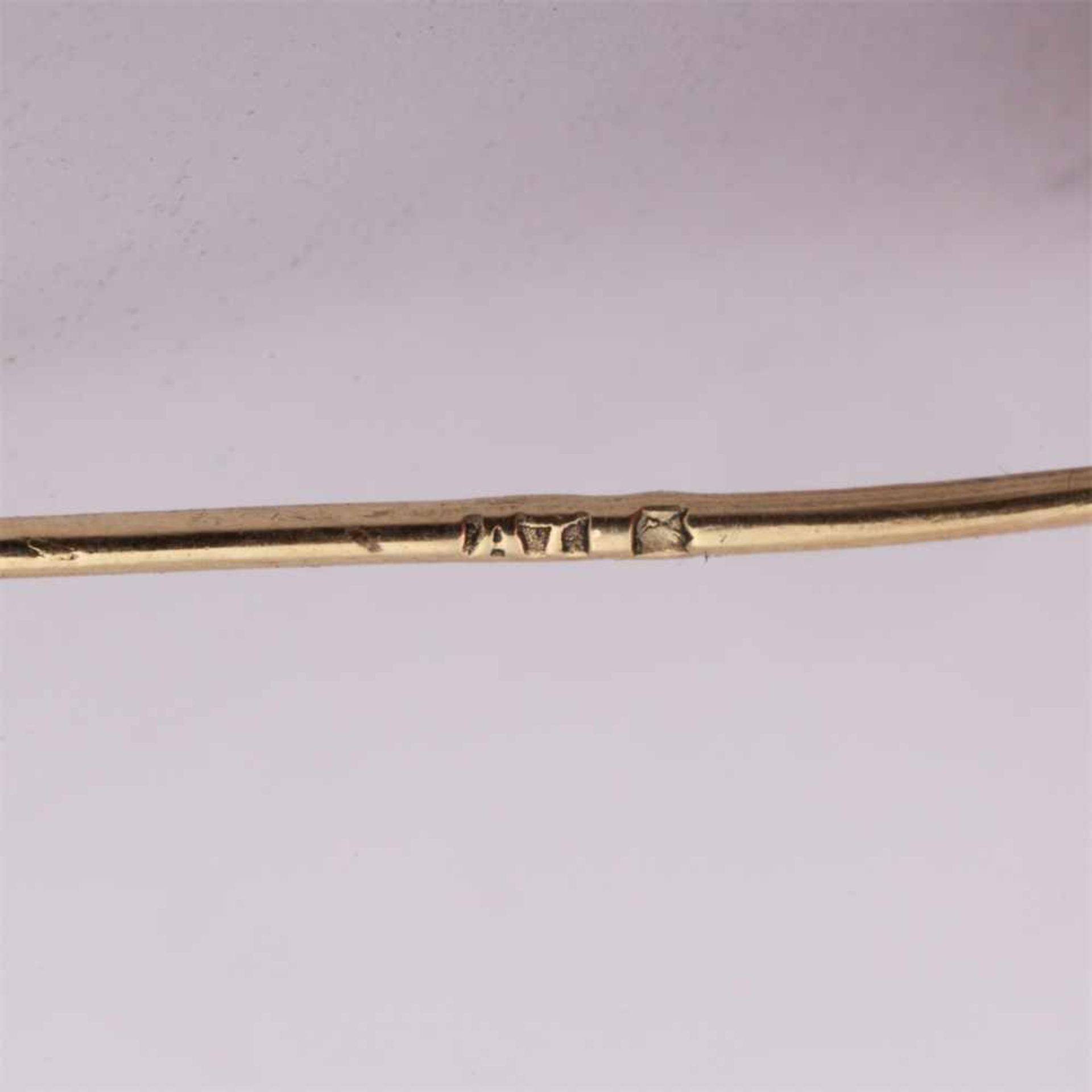 A Gold pendant in the shape of a dagger - Bild 4 aus 5