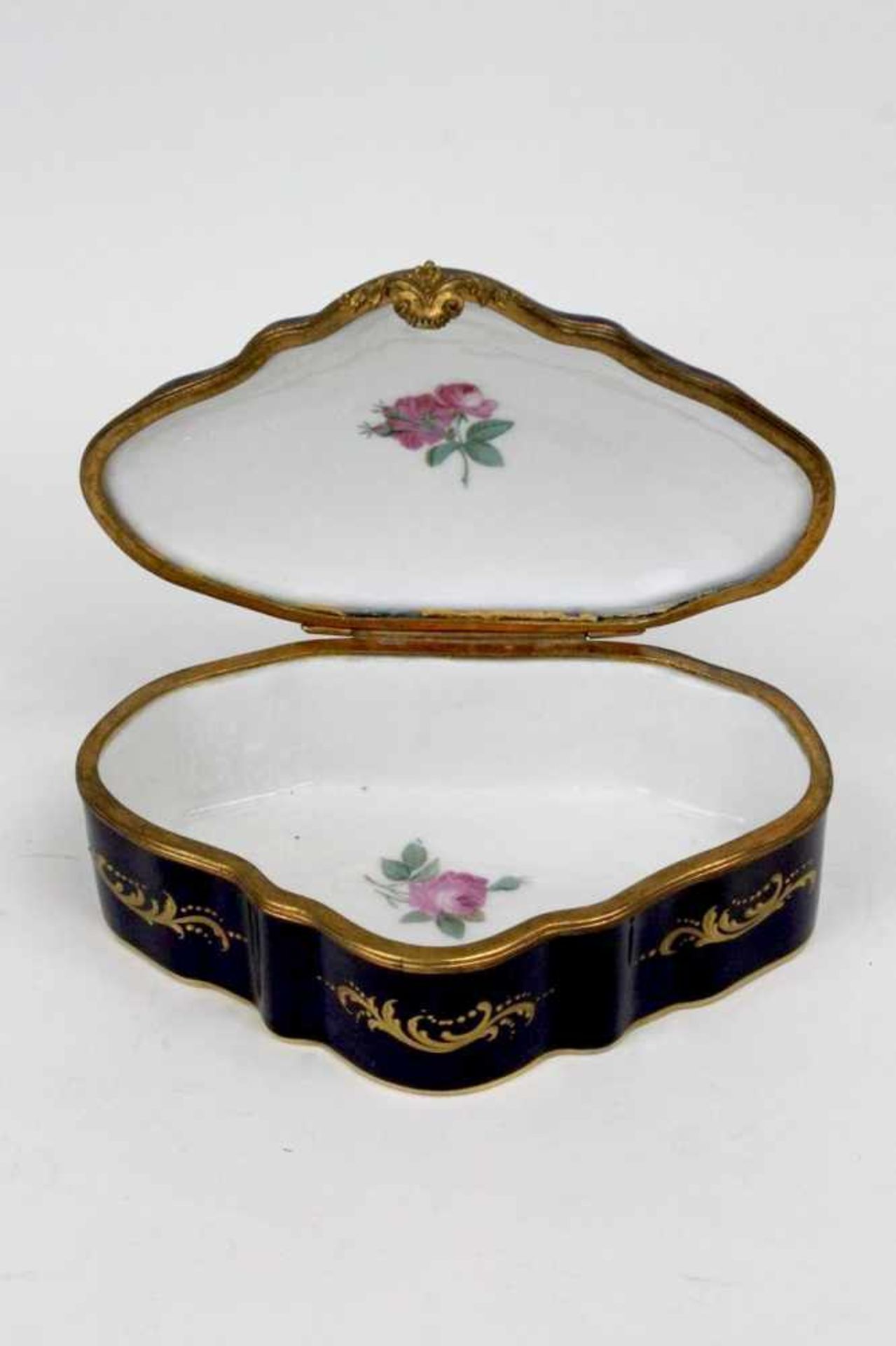 Sevres Porzellan Deckeldose mit Watteau Motiv Frankreich 19.Jhdt - Bild 3 aus 7