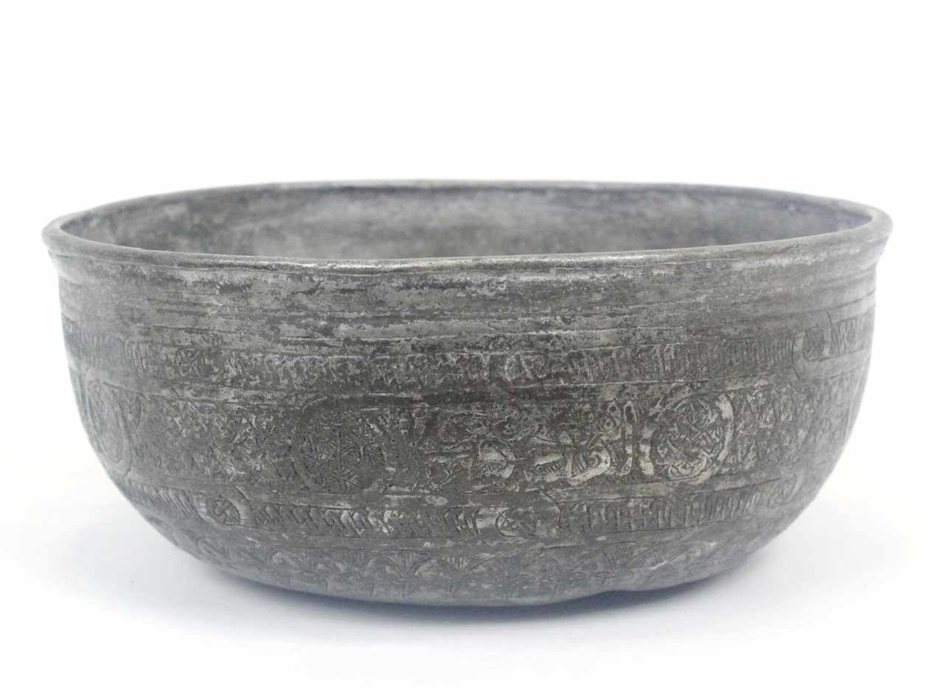 Safawiden Dynastie verzinnte und gravierte Schale aus Kupferbronze Iran 17./18.Jhdt.