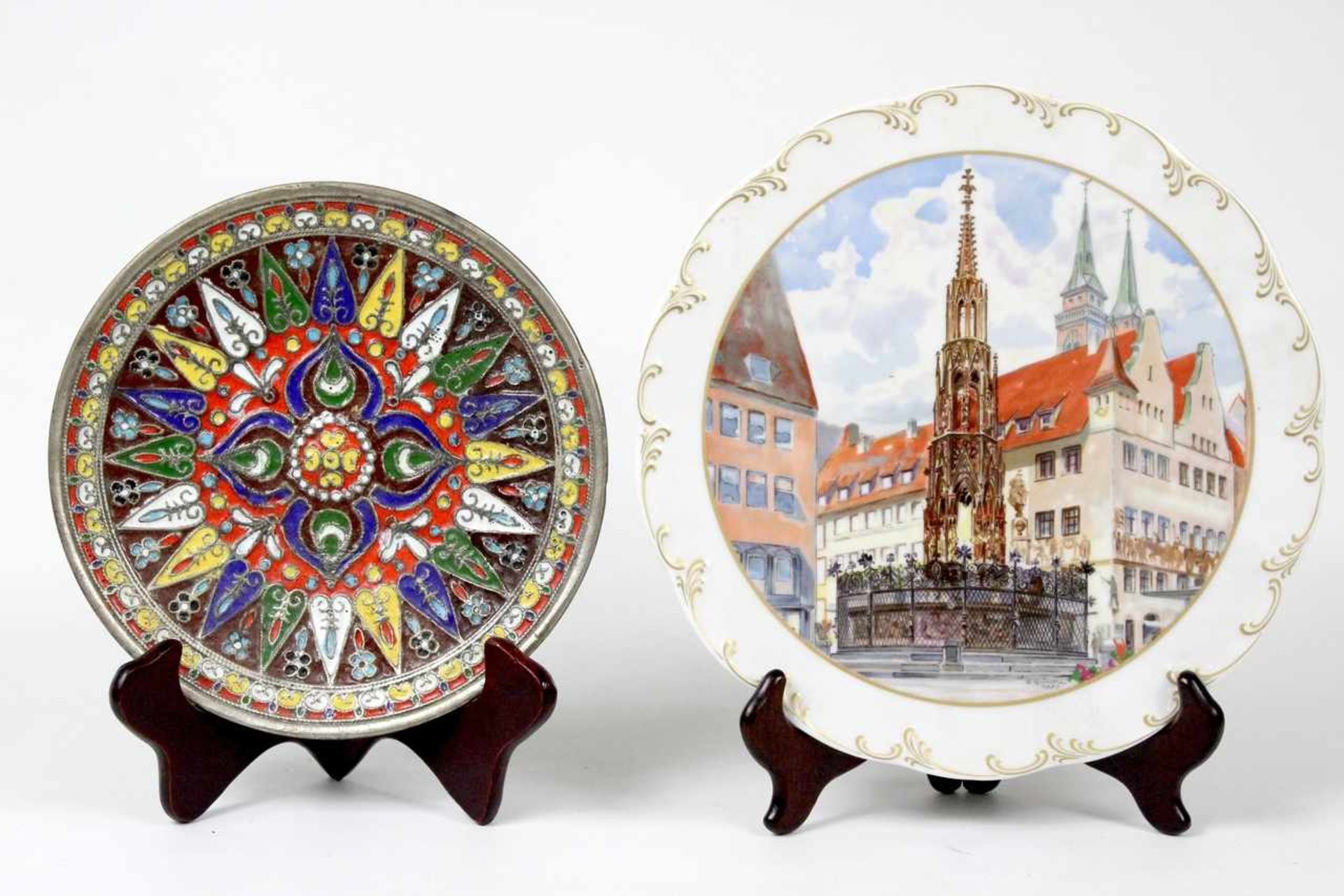 2 Cloisonne-Emaille Teller Russland und Bildteller Nürnberg<