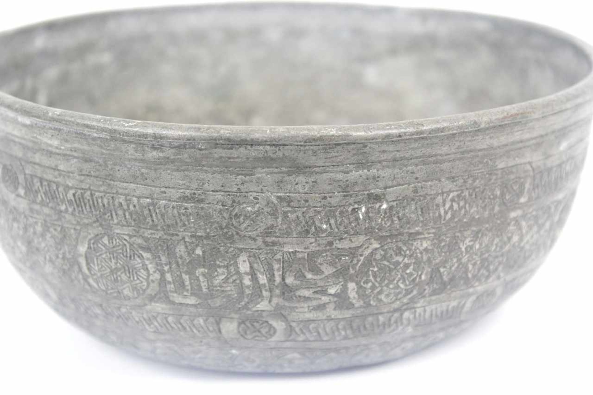 Safawiden Dynastie verzinnte und gravierte Schale aus Kupferbronze Iran 17./18.Jhdt. - Bild 5 aus 8